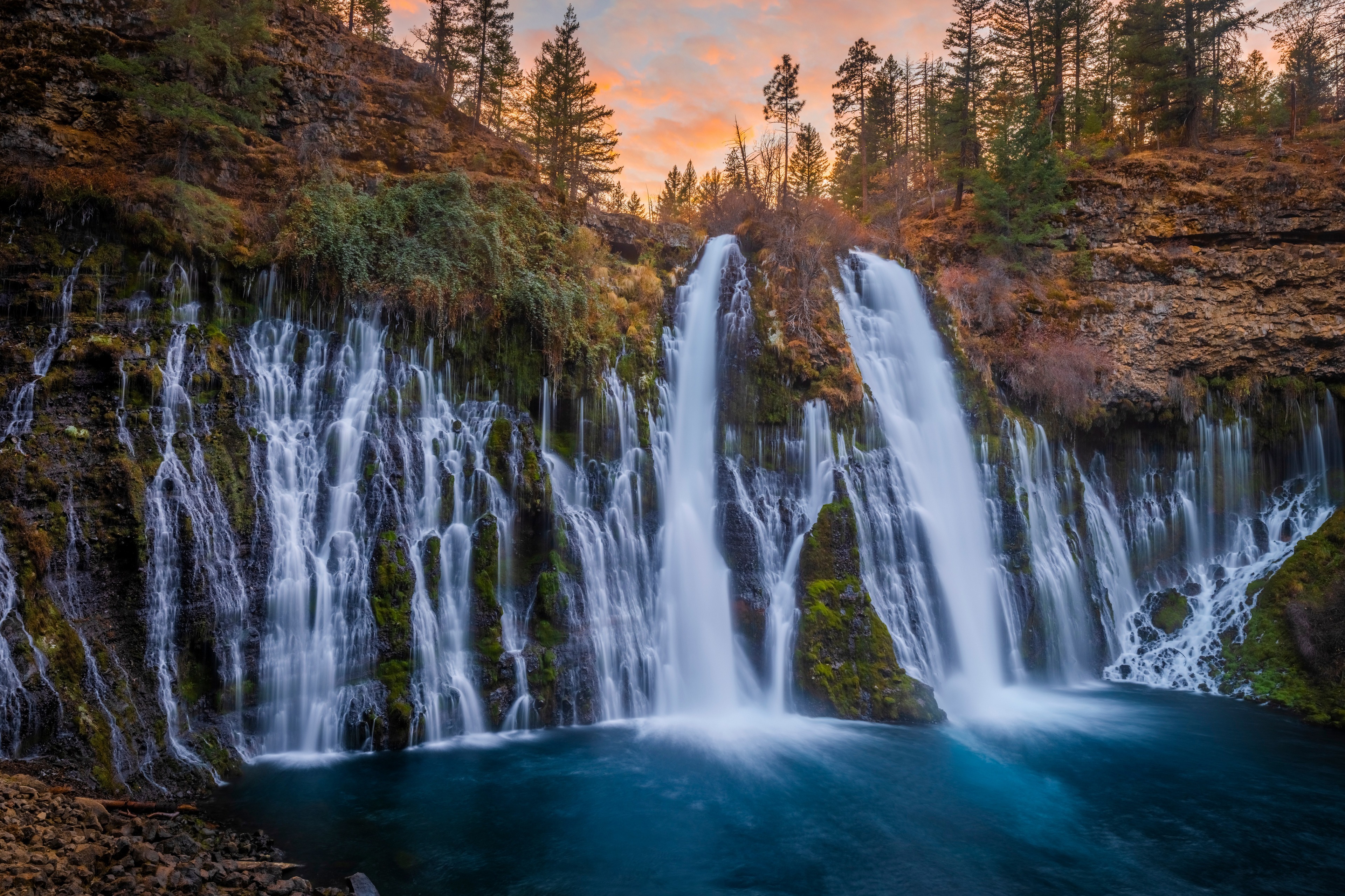 Free photo A beautiful waterfall in California