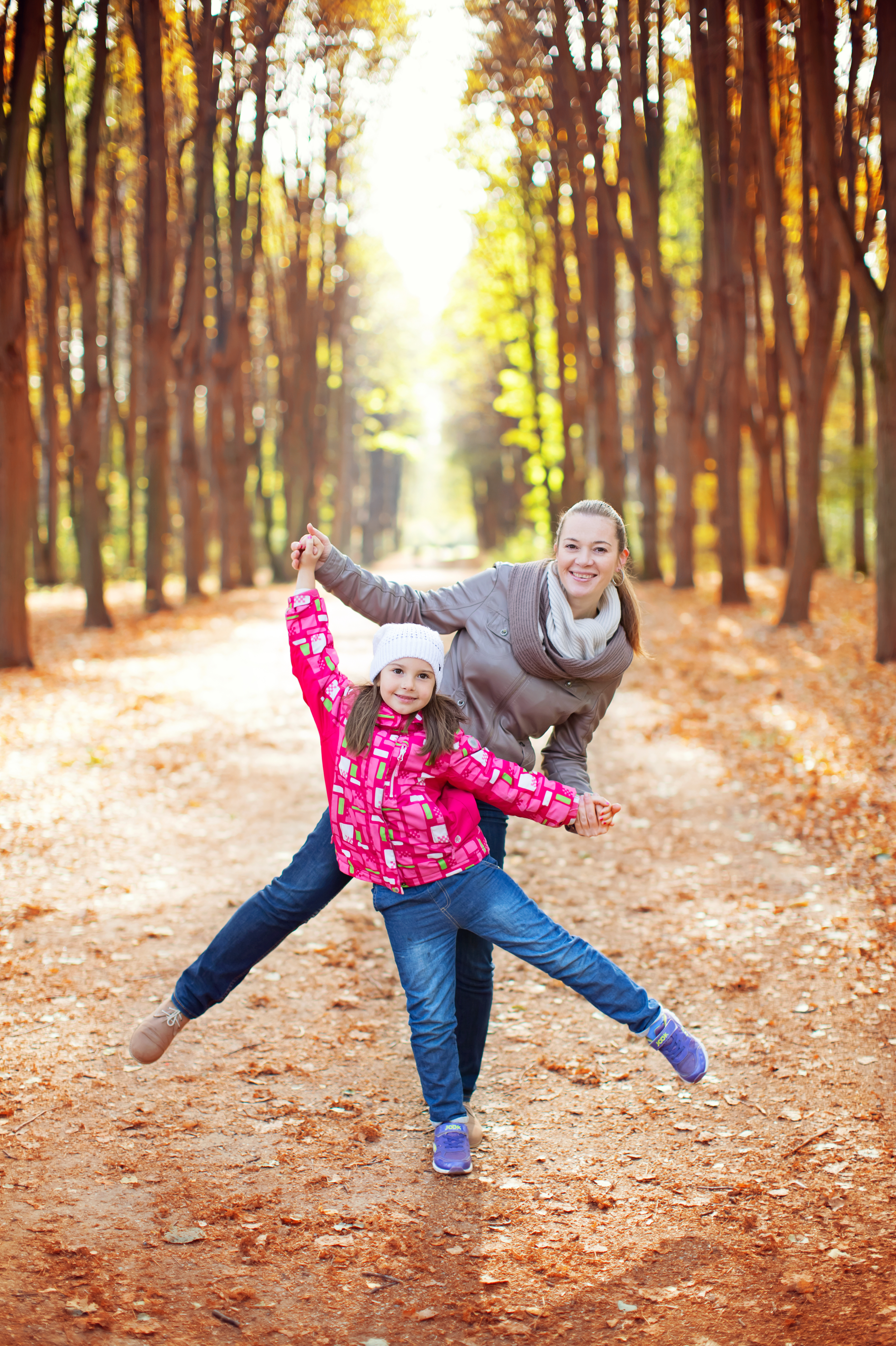 Женщина с дочкой, позируют, на фоне осеннего леса, фото
