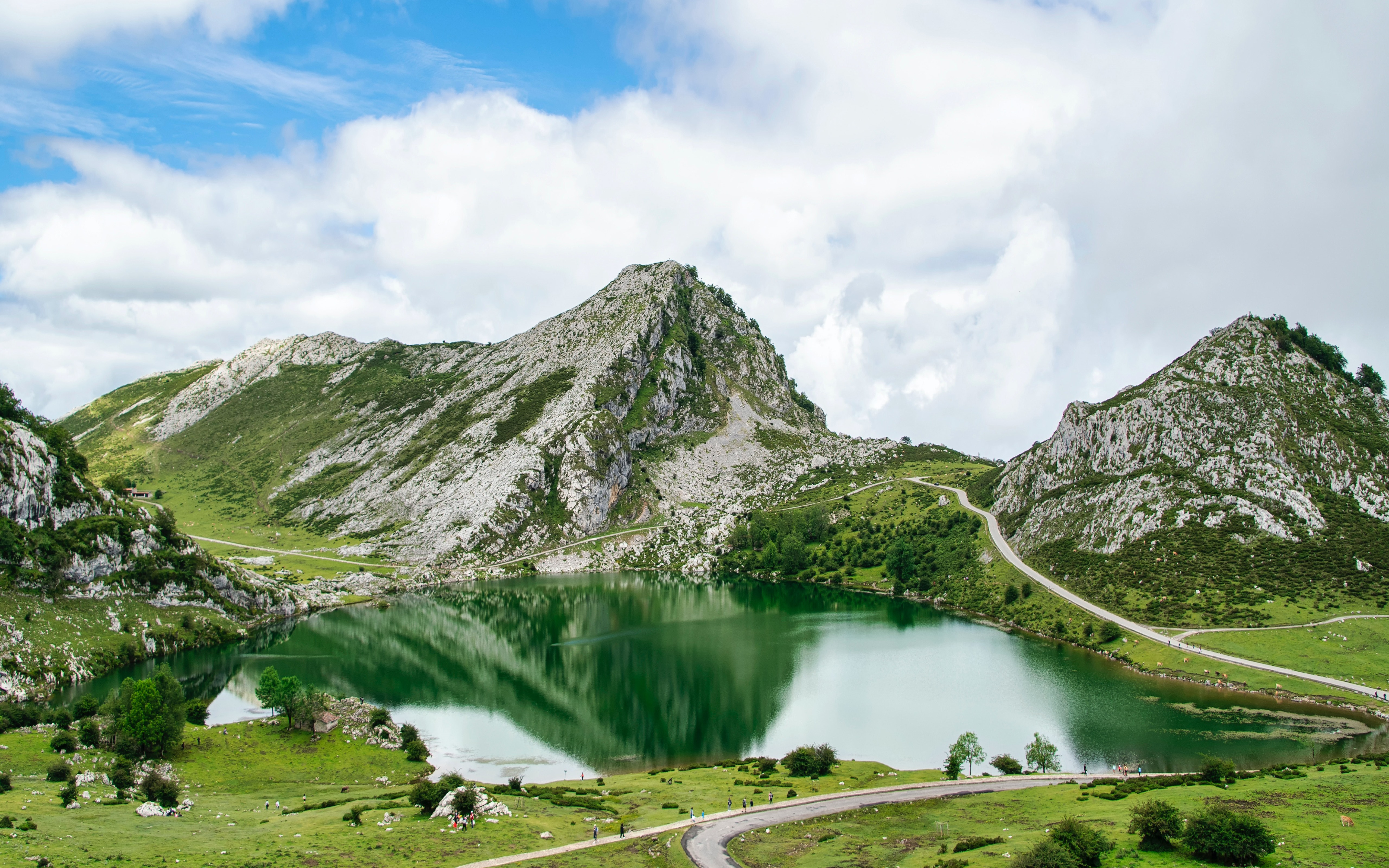 Free photo The road along the shores of the lake in the mountains