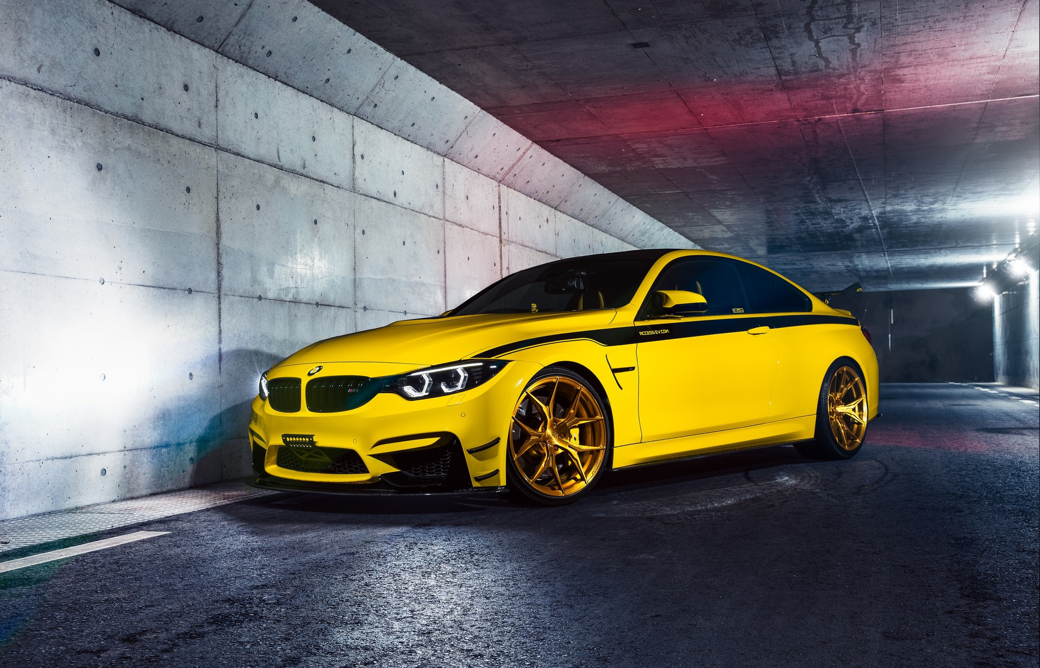 Бесплатное фото Желтая bmw m4 f82 на золотых дисках с черной полосой на боку