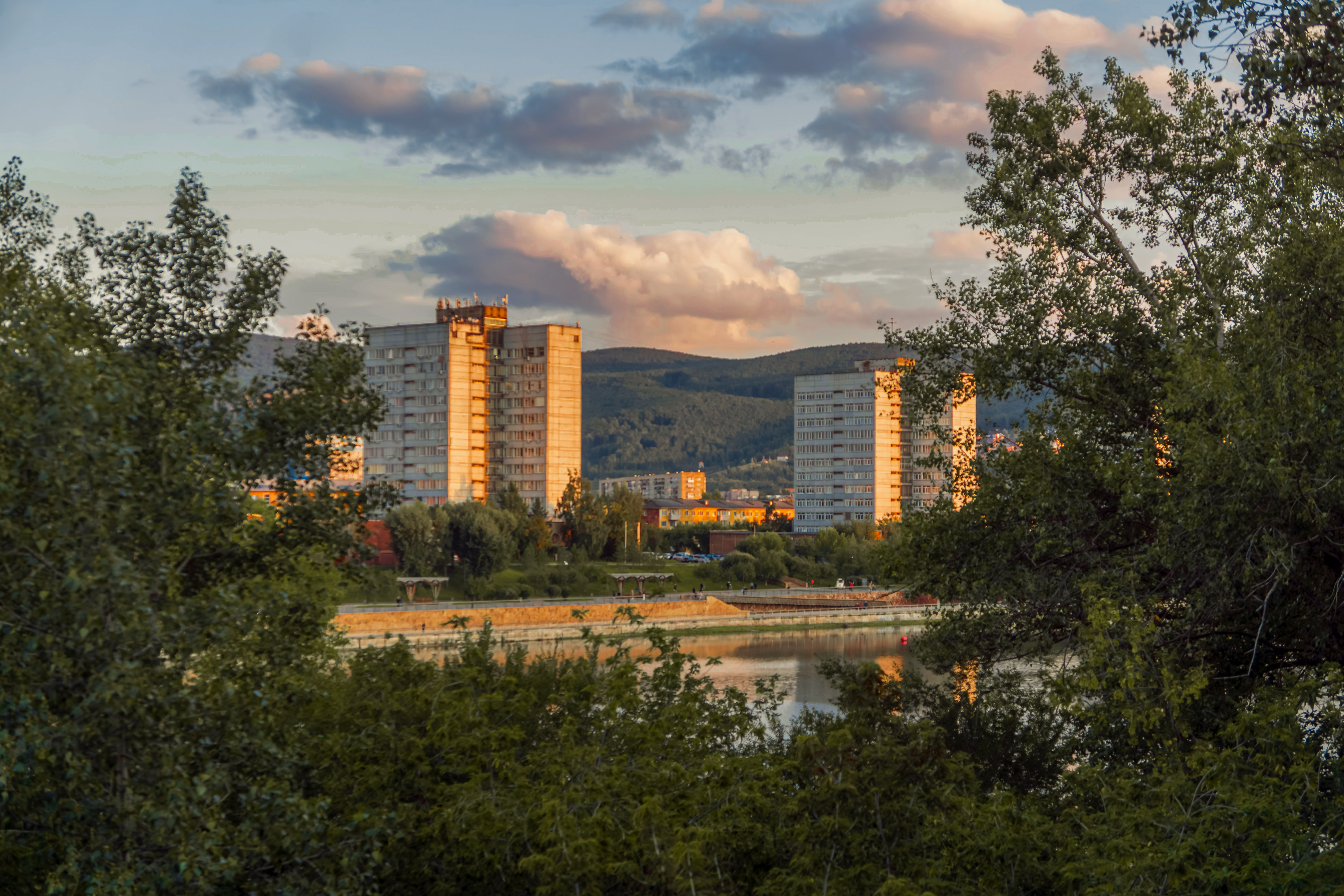 Бесплатное фото Вечер в городе у реки