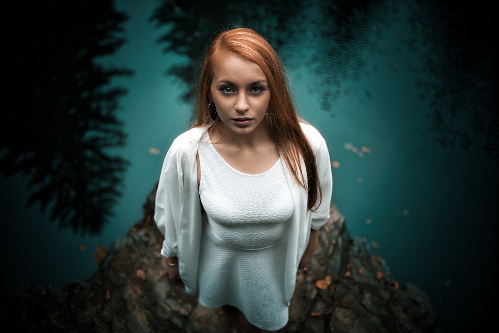 桌面上的壁纸肖像 红发 河流