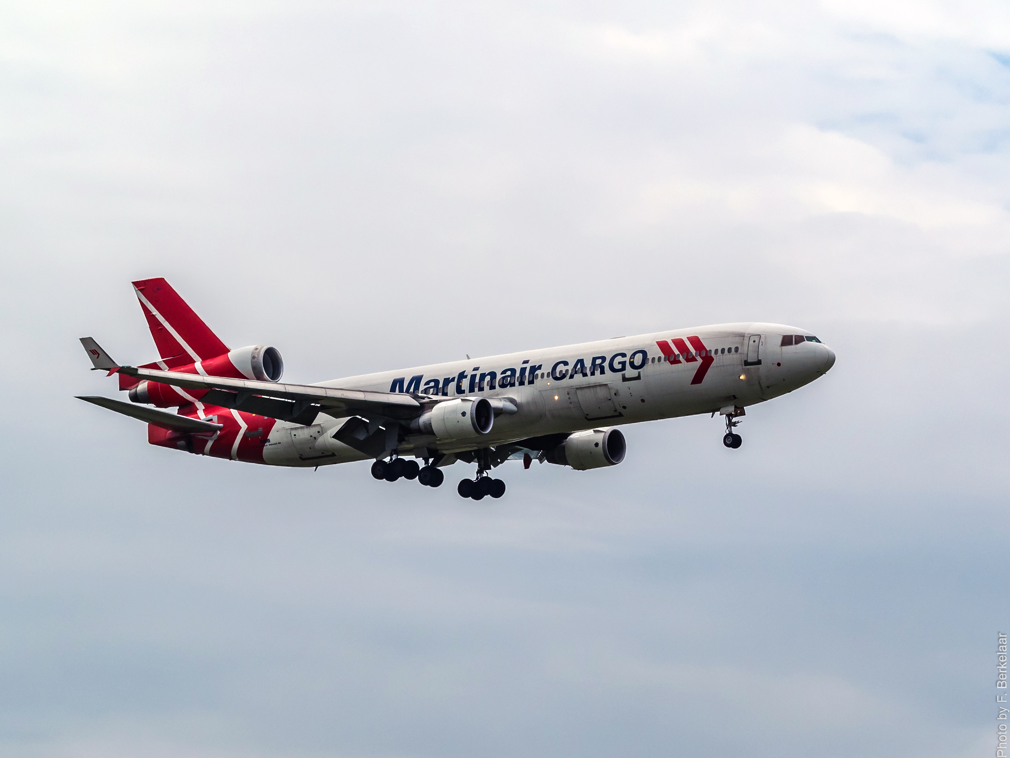 Free photo Airbus a320 in a cloudy sky