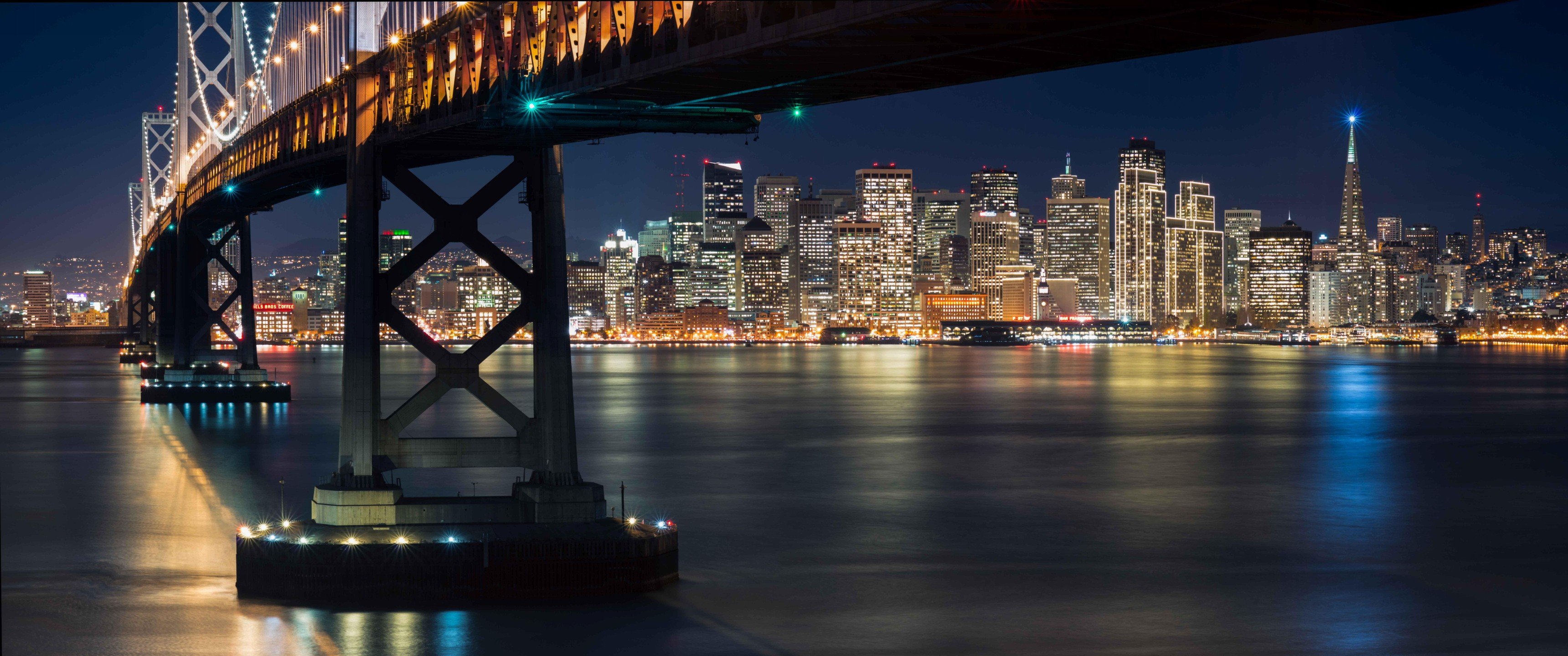 Free photo The bridge over the river in San Francisco at night