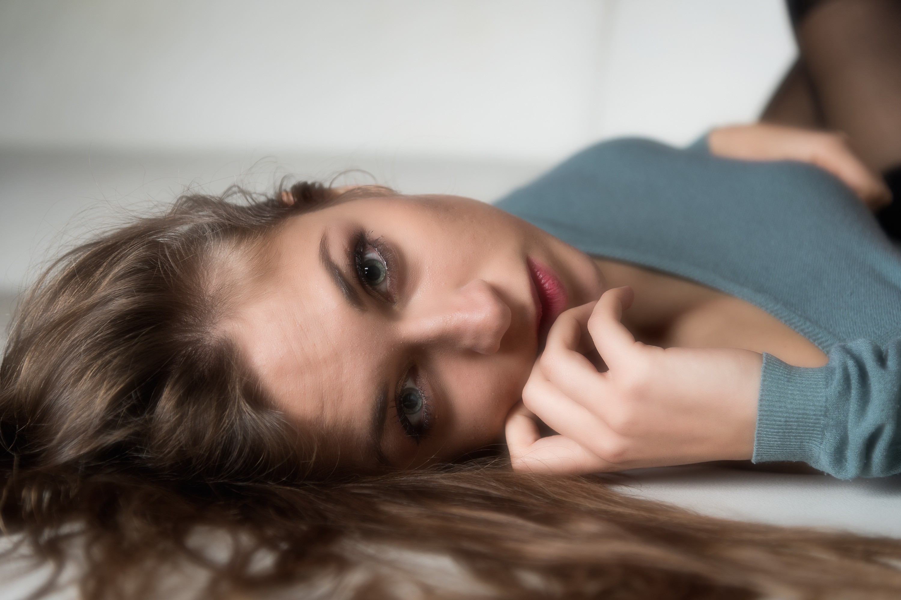 Free photo Beautiful girl lying on her back and looking at the camera