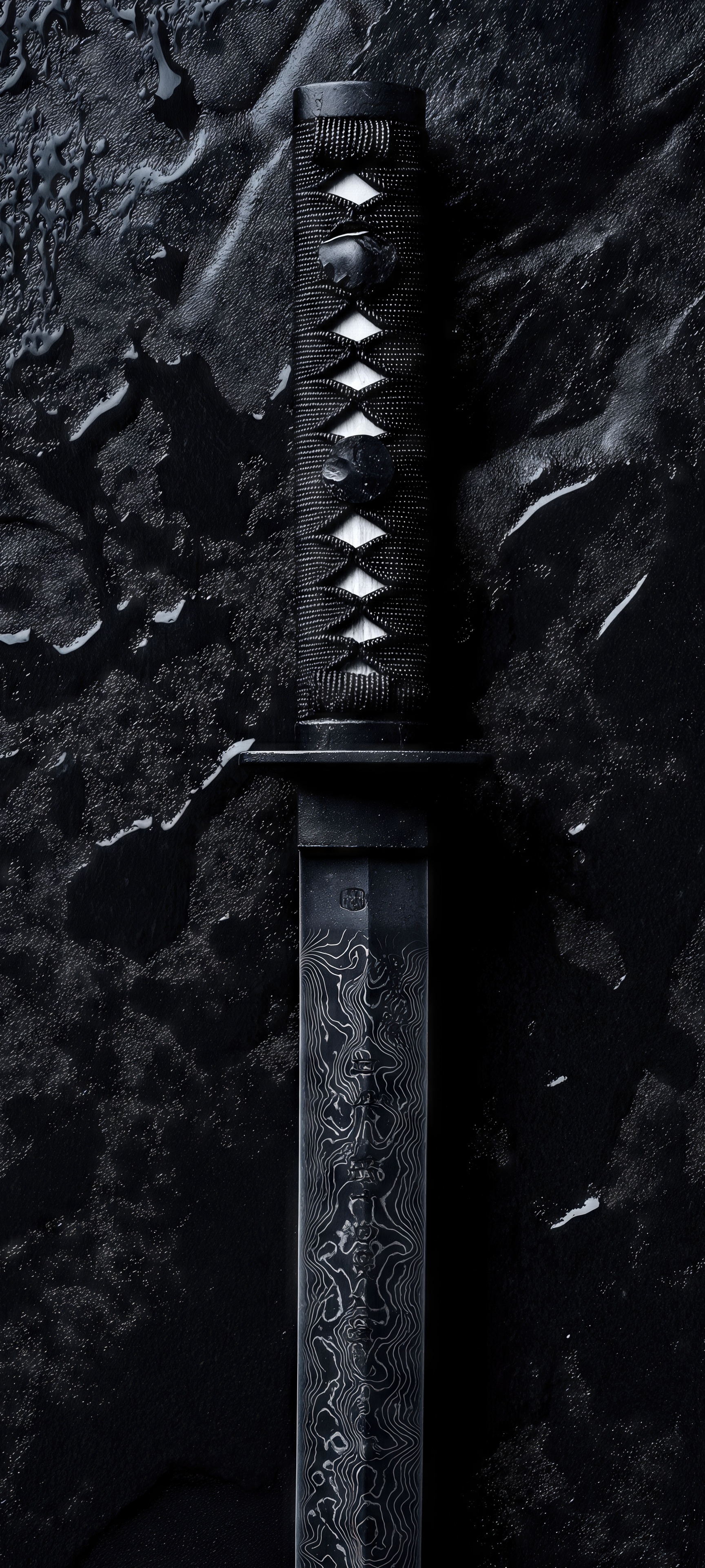 免费照片黑暗美学中的武士刀：手柄和刀片上的图案。