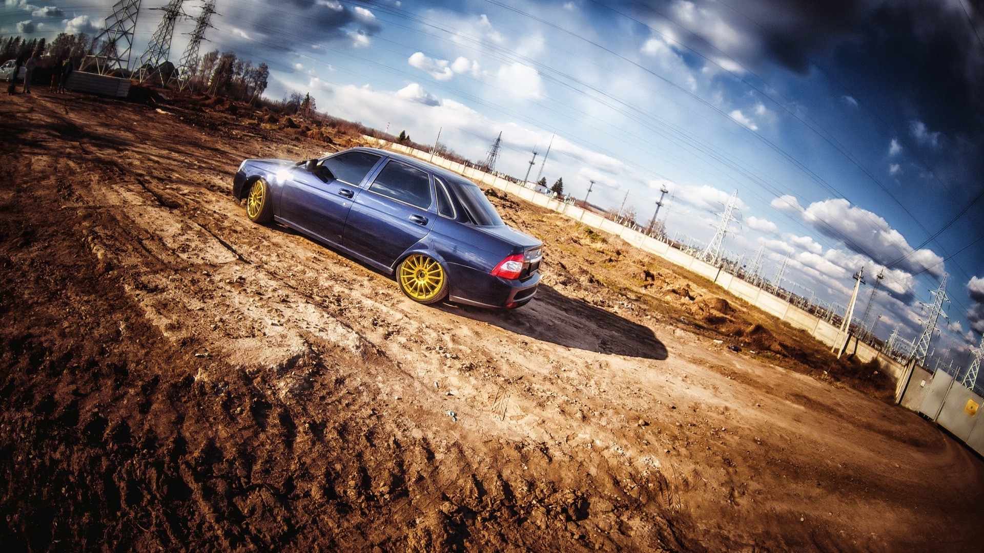 Синия прирора с жёлтыми дисками