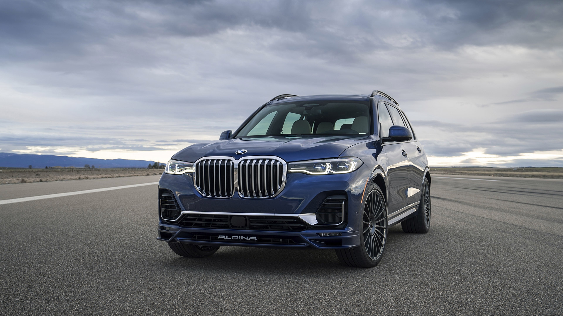 Бесплатное фото Новый джип bmw alpina x7 в синем цвете