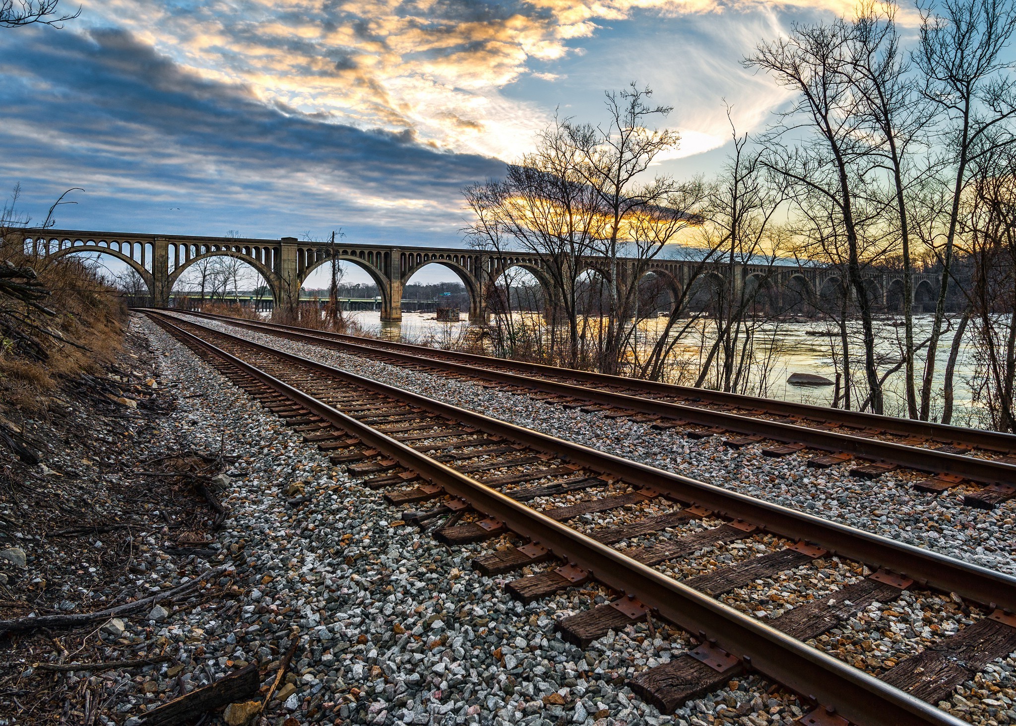 Бесплатное фото Железнодорожный мост через реку Джеймс в Ричмонде, Вирджиния