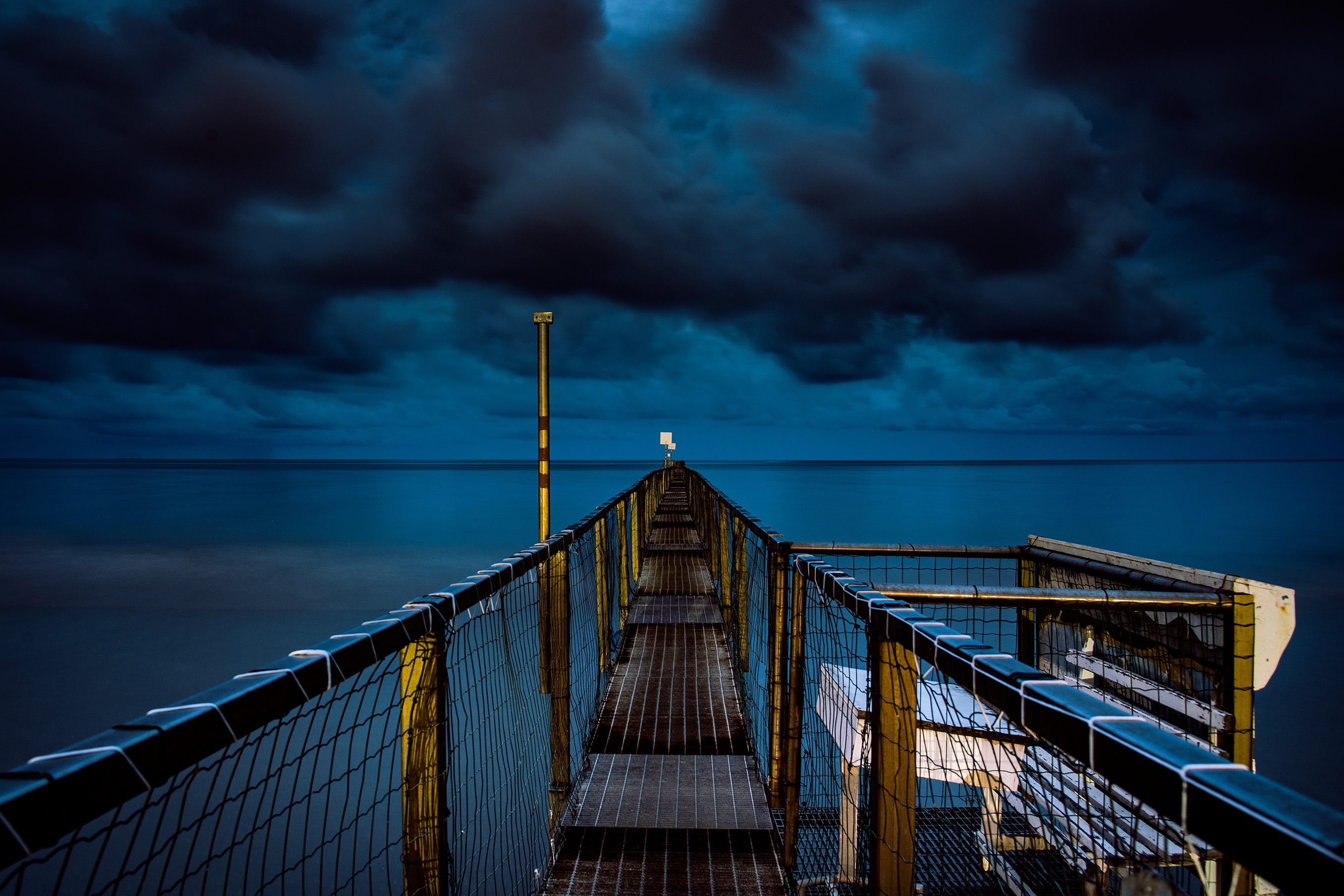 Free photo Ancient bridge with railing near the seashore