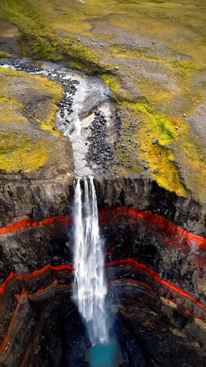 Бесплатное видео Река падает с высокой горы