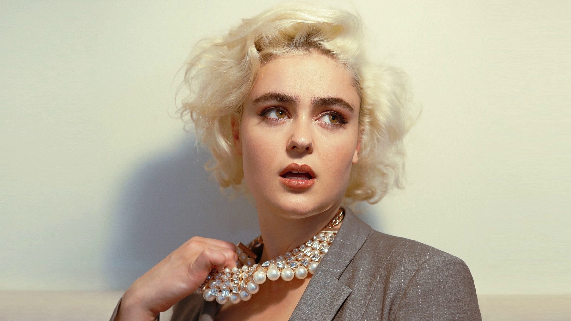 免费照片Stefania Ferrario模型在光背景上
