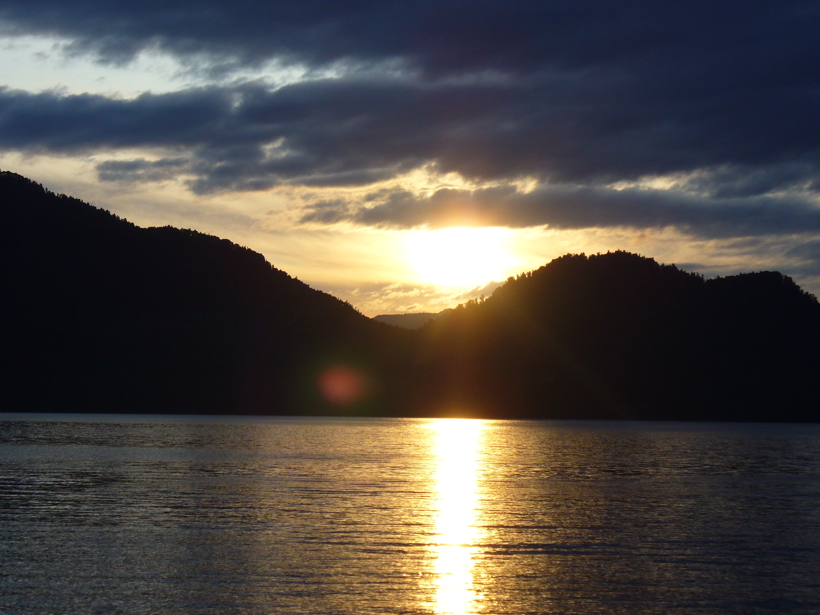 Бесплатное фото Телецкое озеро на Алтае и хребты гор на закате