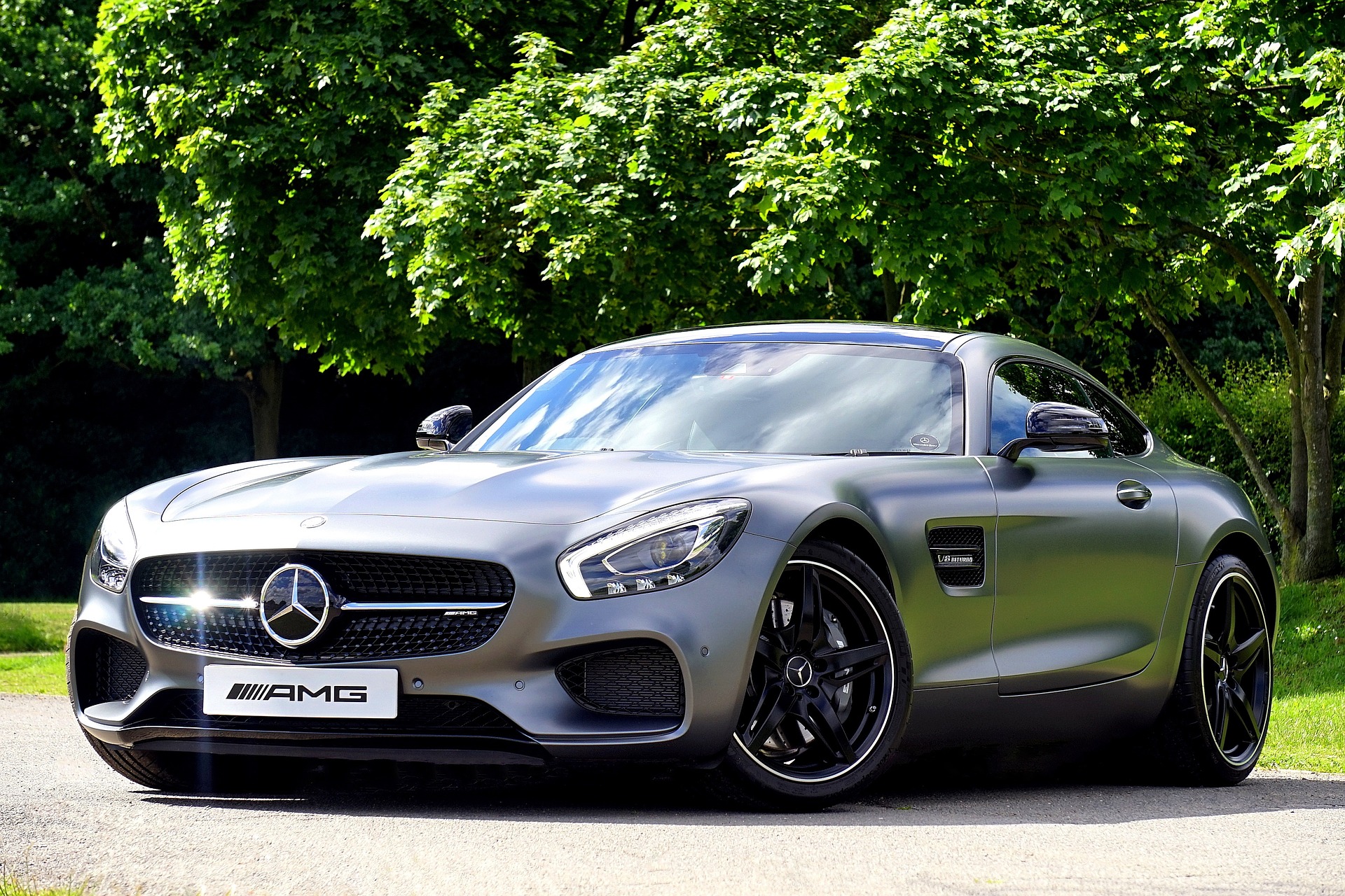 Бесплатное фото Mercedes AMG в матовом цвете