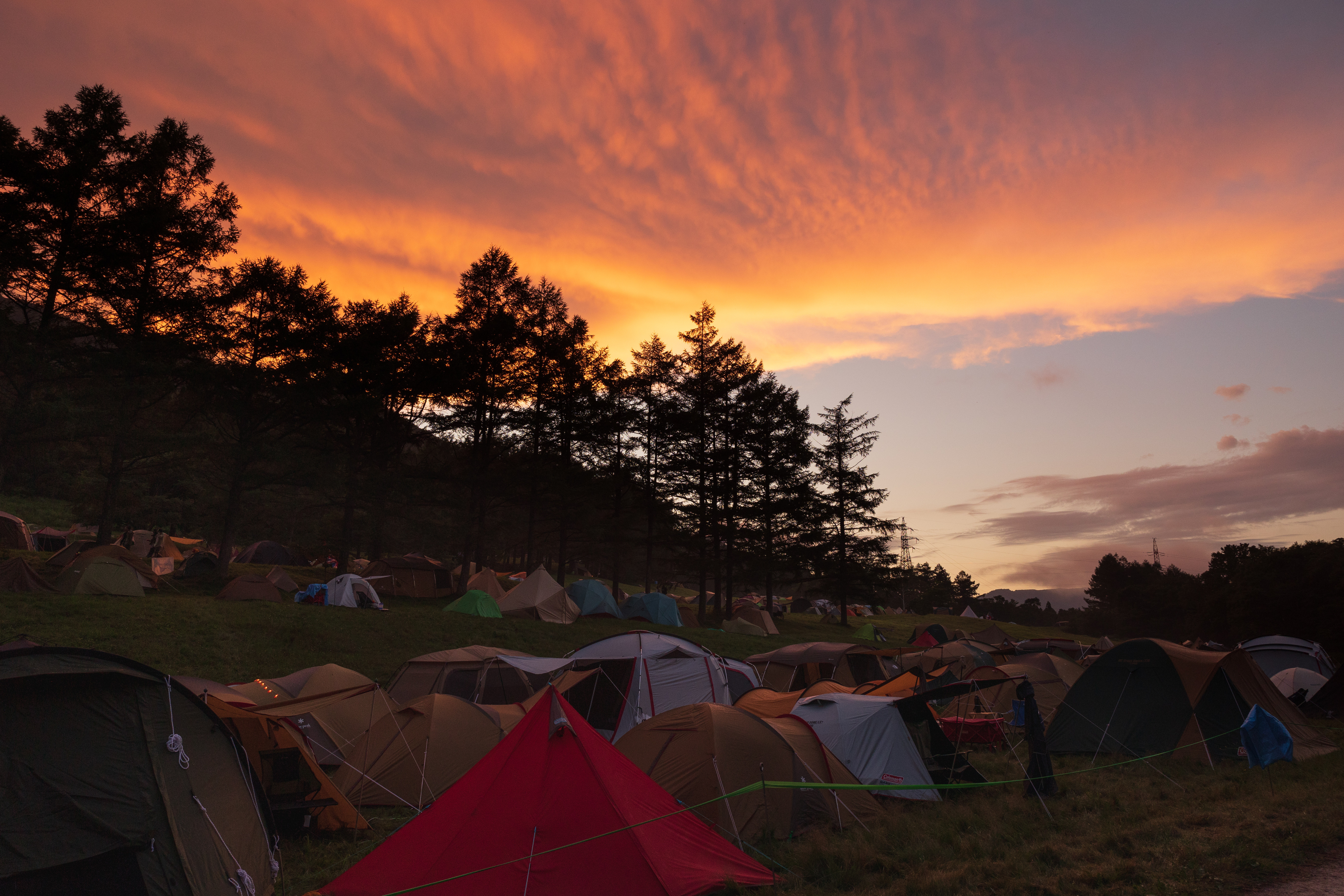 Free photo Camping at the foot of the mountain