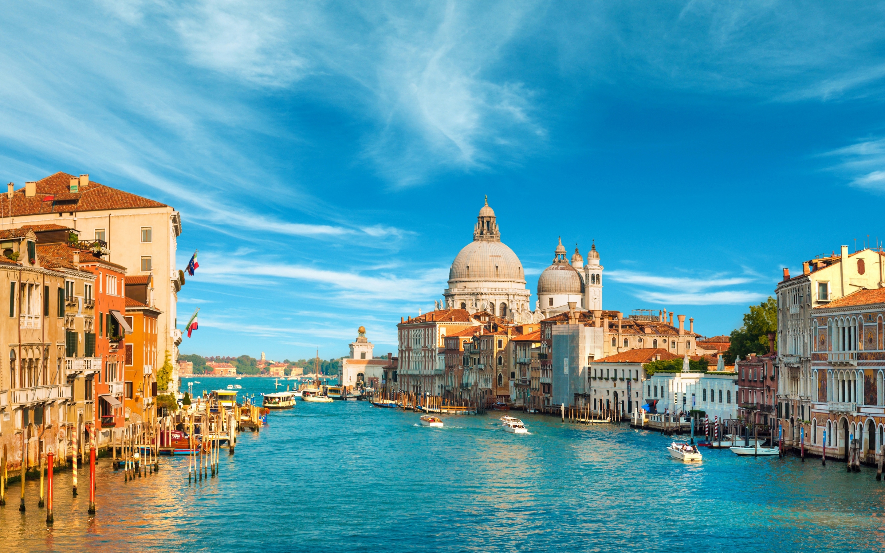 Free photo The Grand Canal in Venice with beautiful old architecture