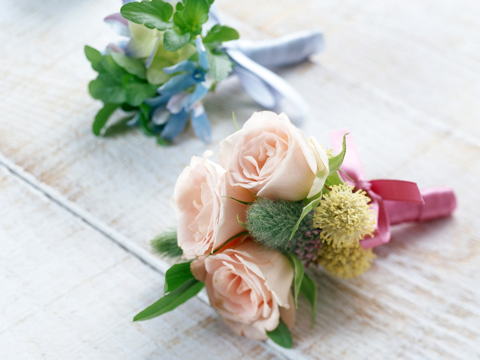 A small bouquet of pink roses