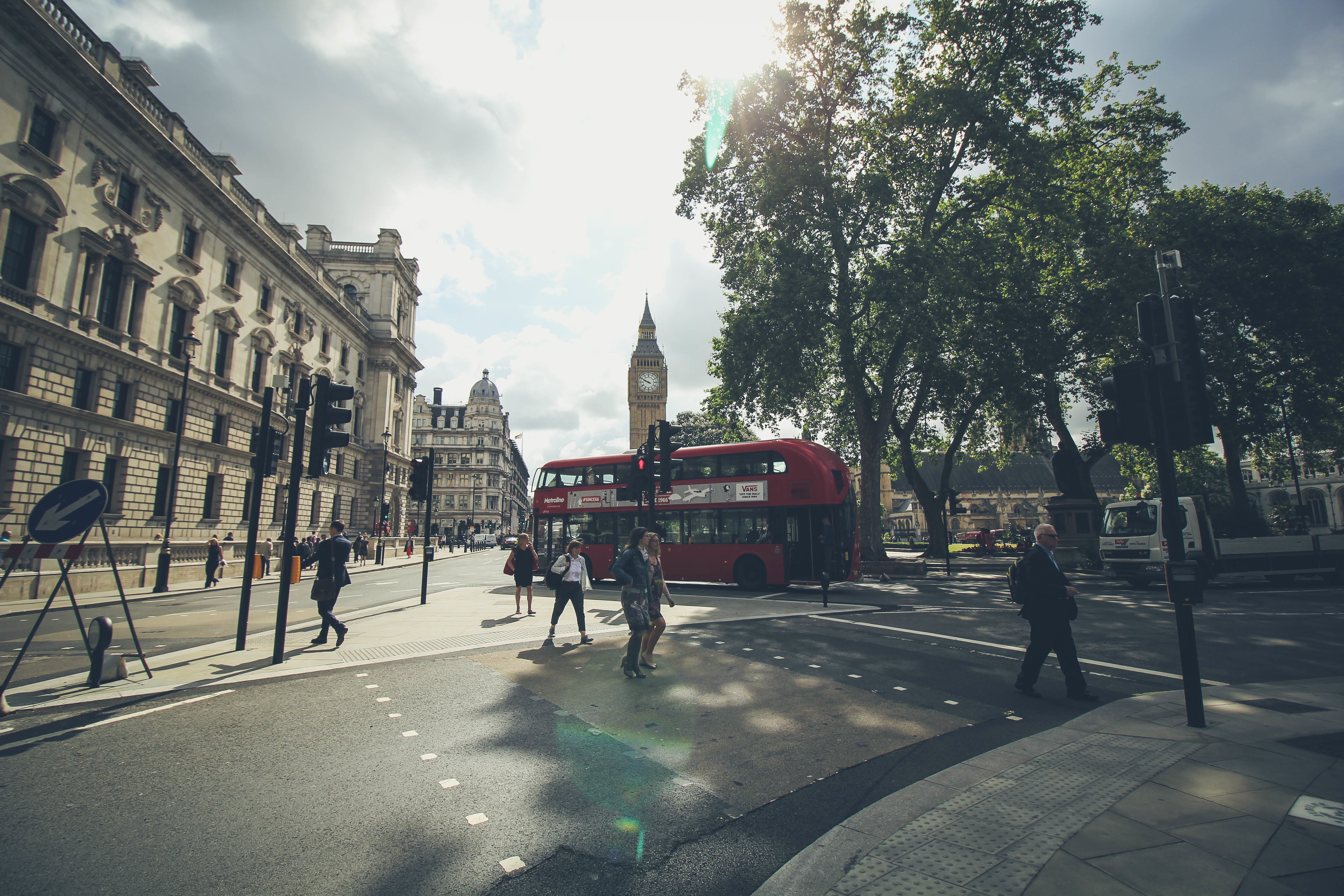 Free photo A walk down the street overlooking big ben.