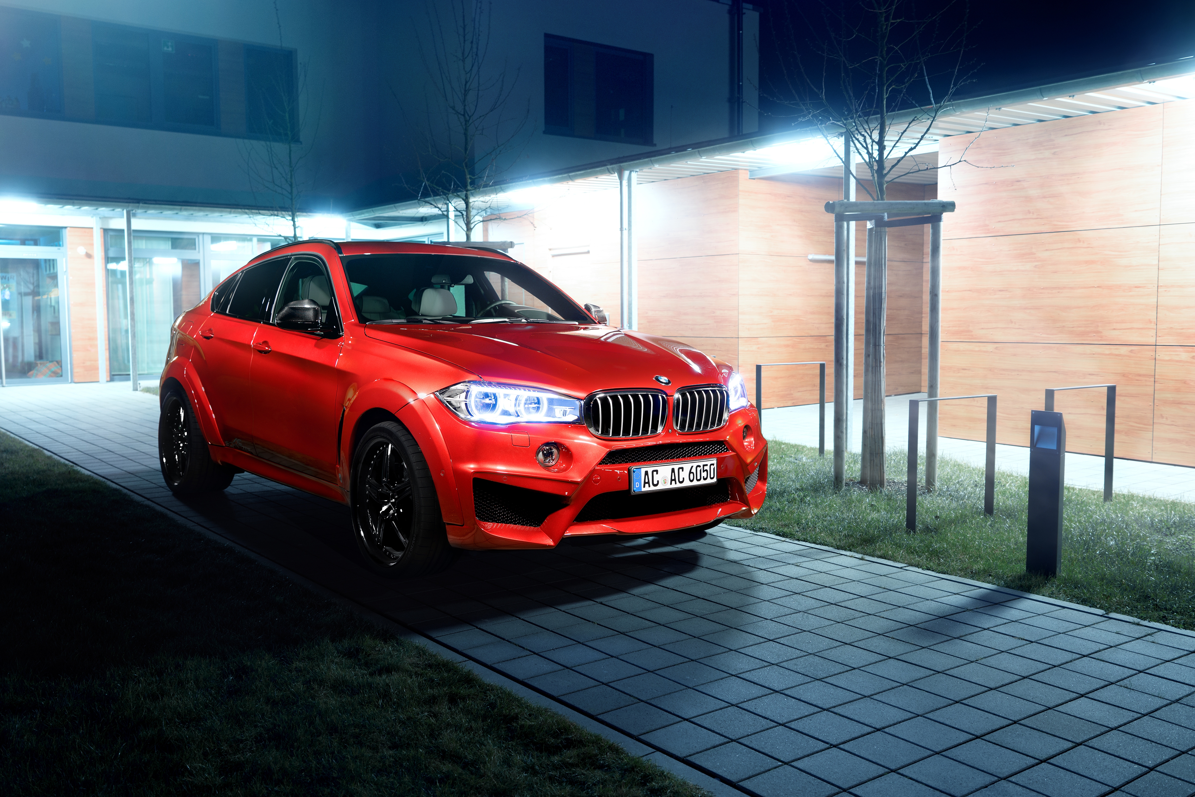 红色BMW X6的黑星轮辋