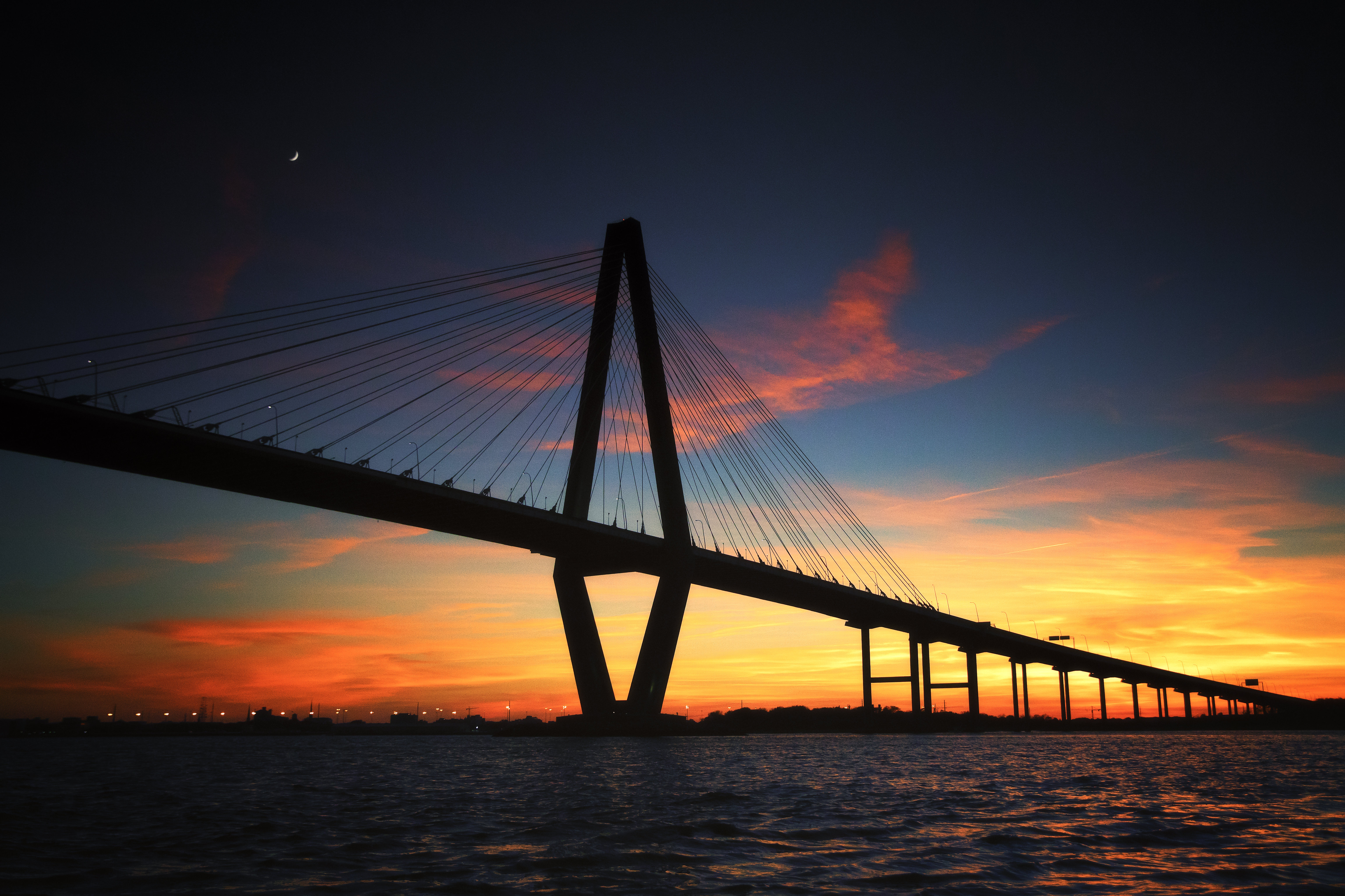 Free photo A picture of a large automobile bridge at sunset