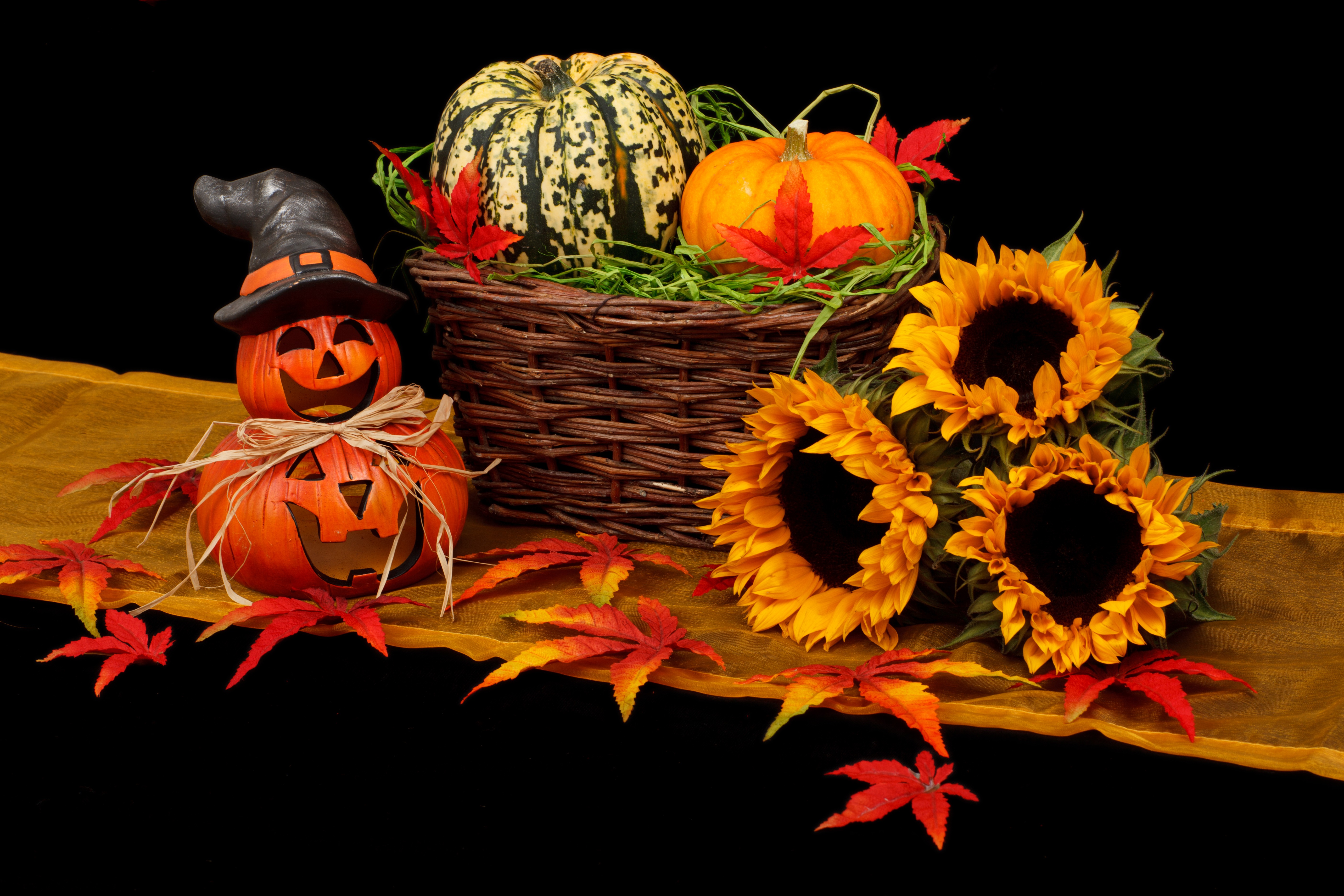 Free photo Basket with pumpkins for Halloween holiday