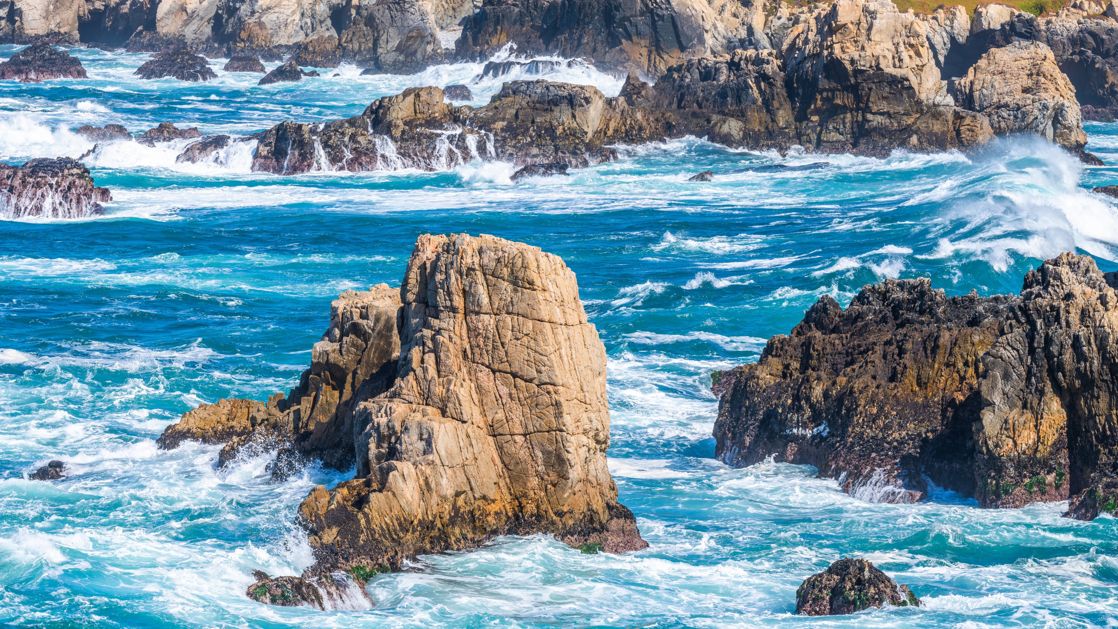 Free photo The sea washes over sharp cliffs in deep water