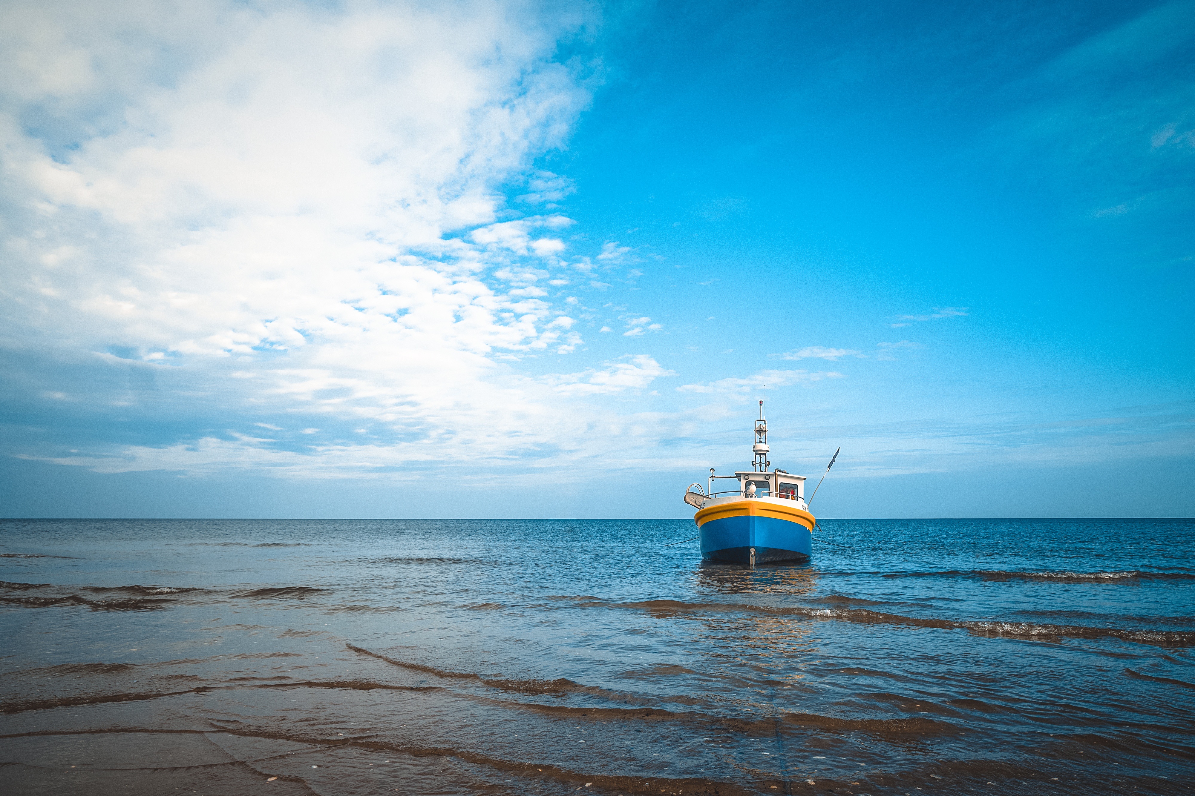 Free photo An old fishing boat by the ocean