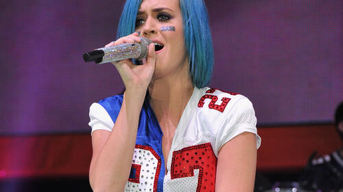 Бесплатное фото Певица с голубыми волосами