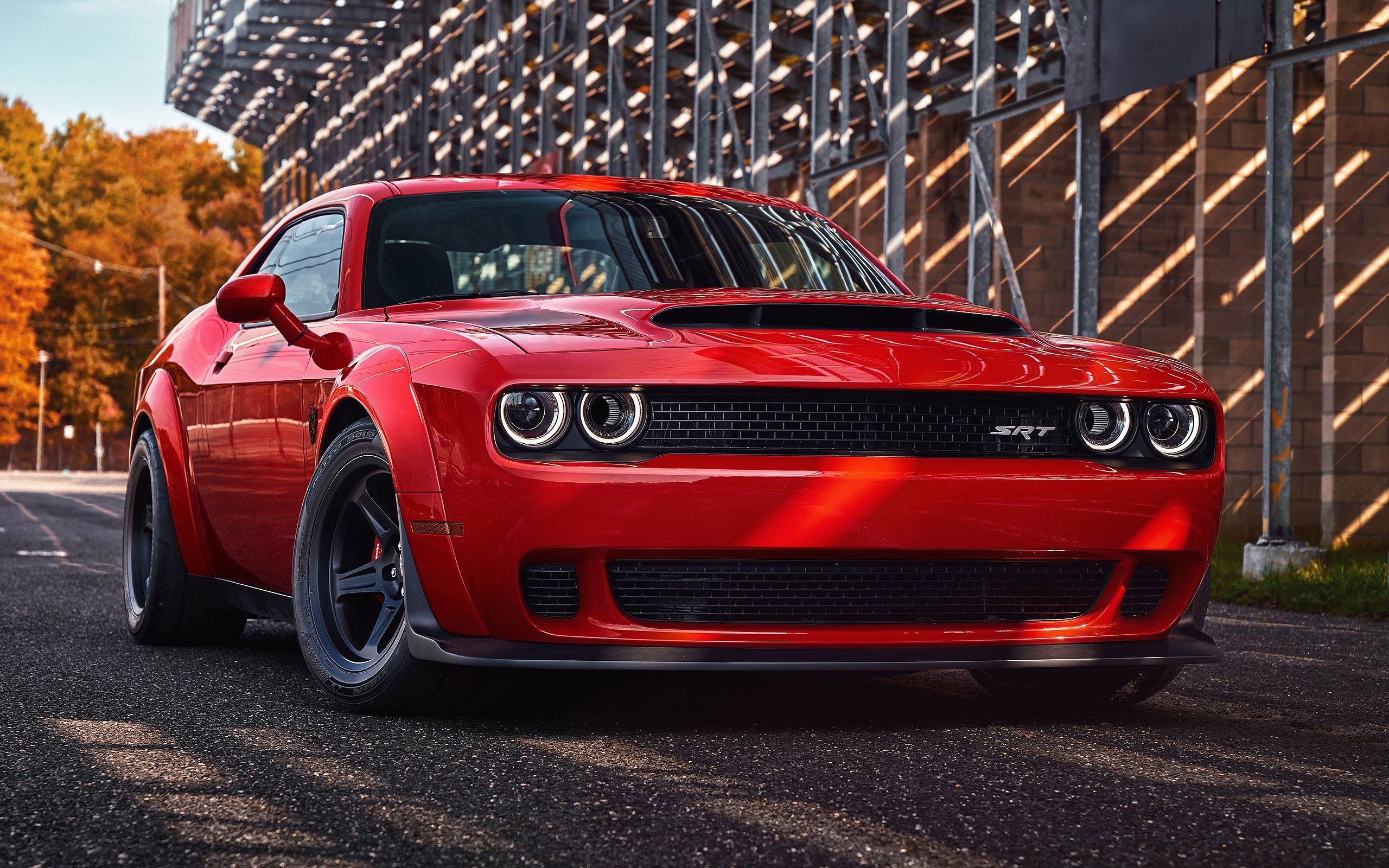 Бесплатное фото Dodge challenger srt demon в красном цвете