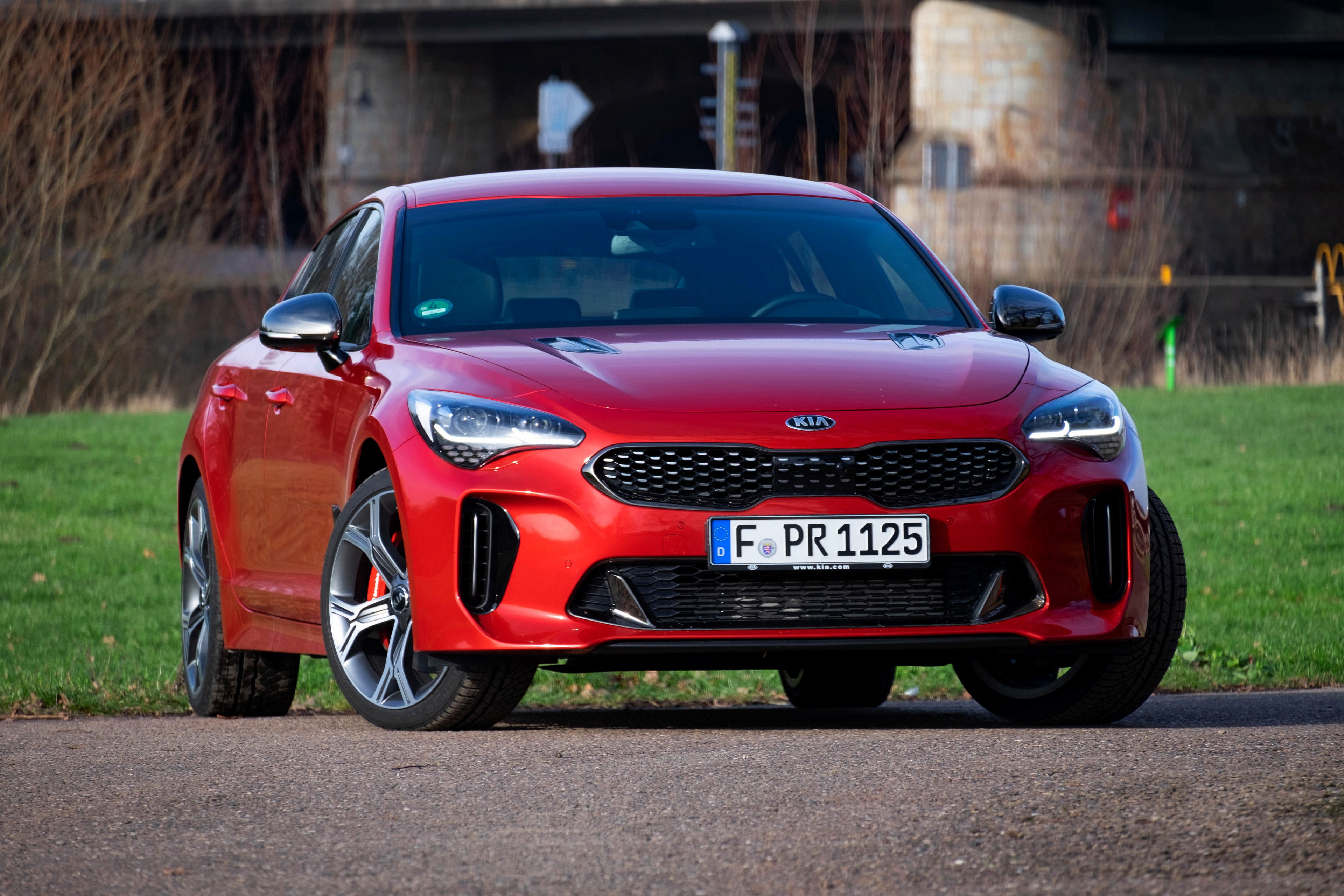 Бесплатное фото Kia stinger gt красного цвета