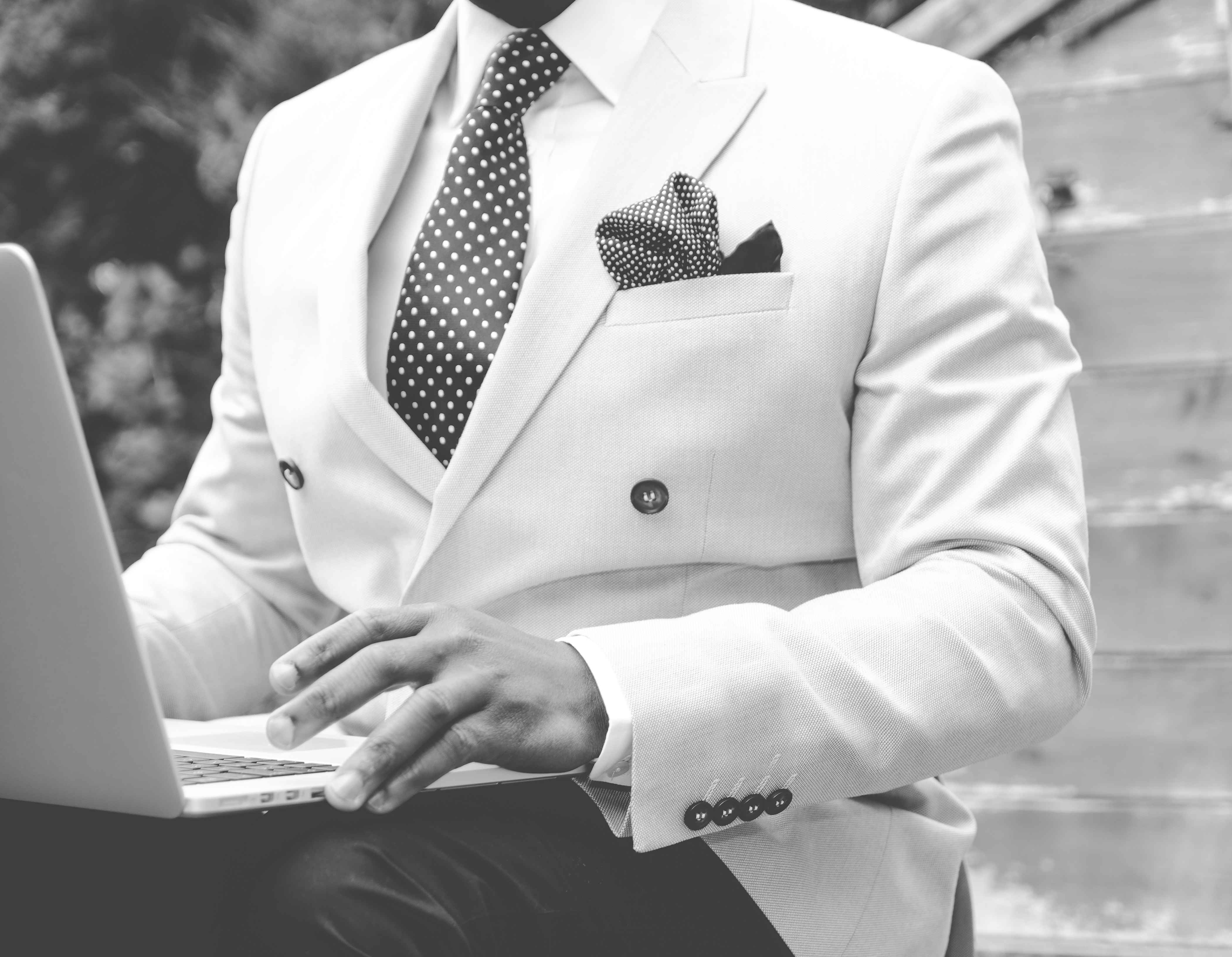 Free photo A man with a laptop in a white jacket