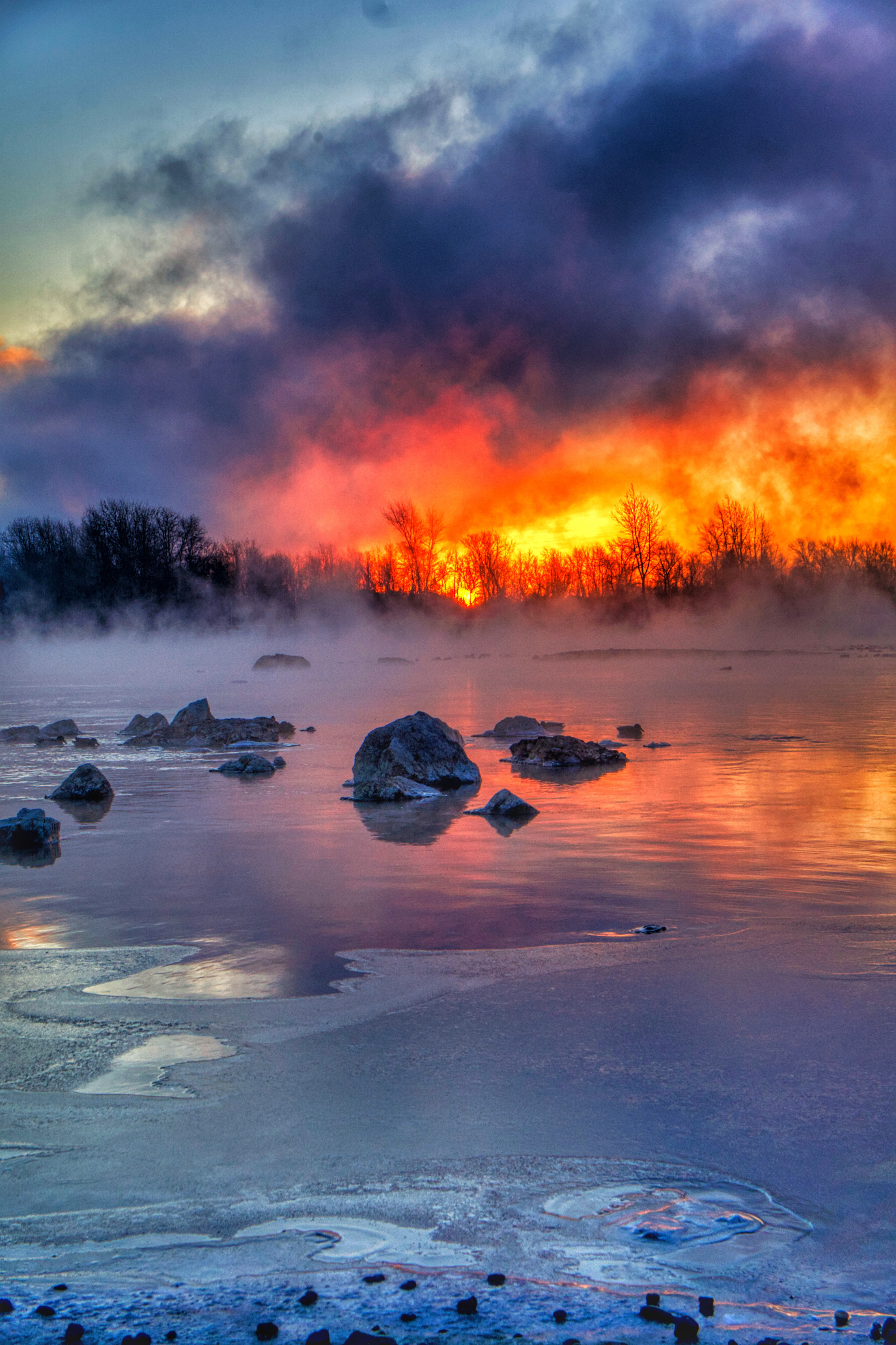 Рассвет над рекой в сильный мороз