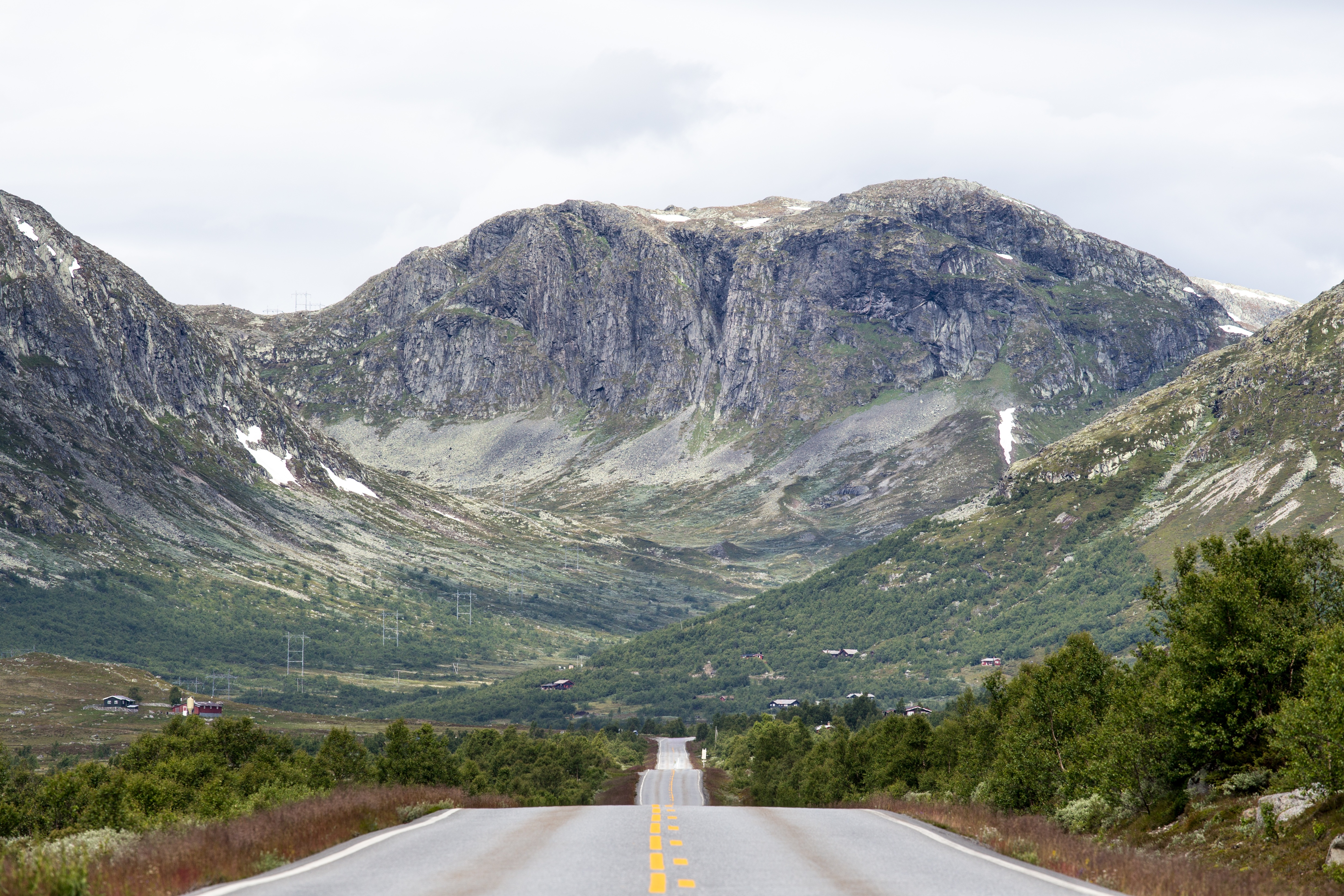 Free photo Asphalt road going into the mountains