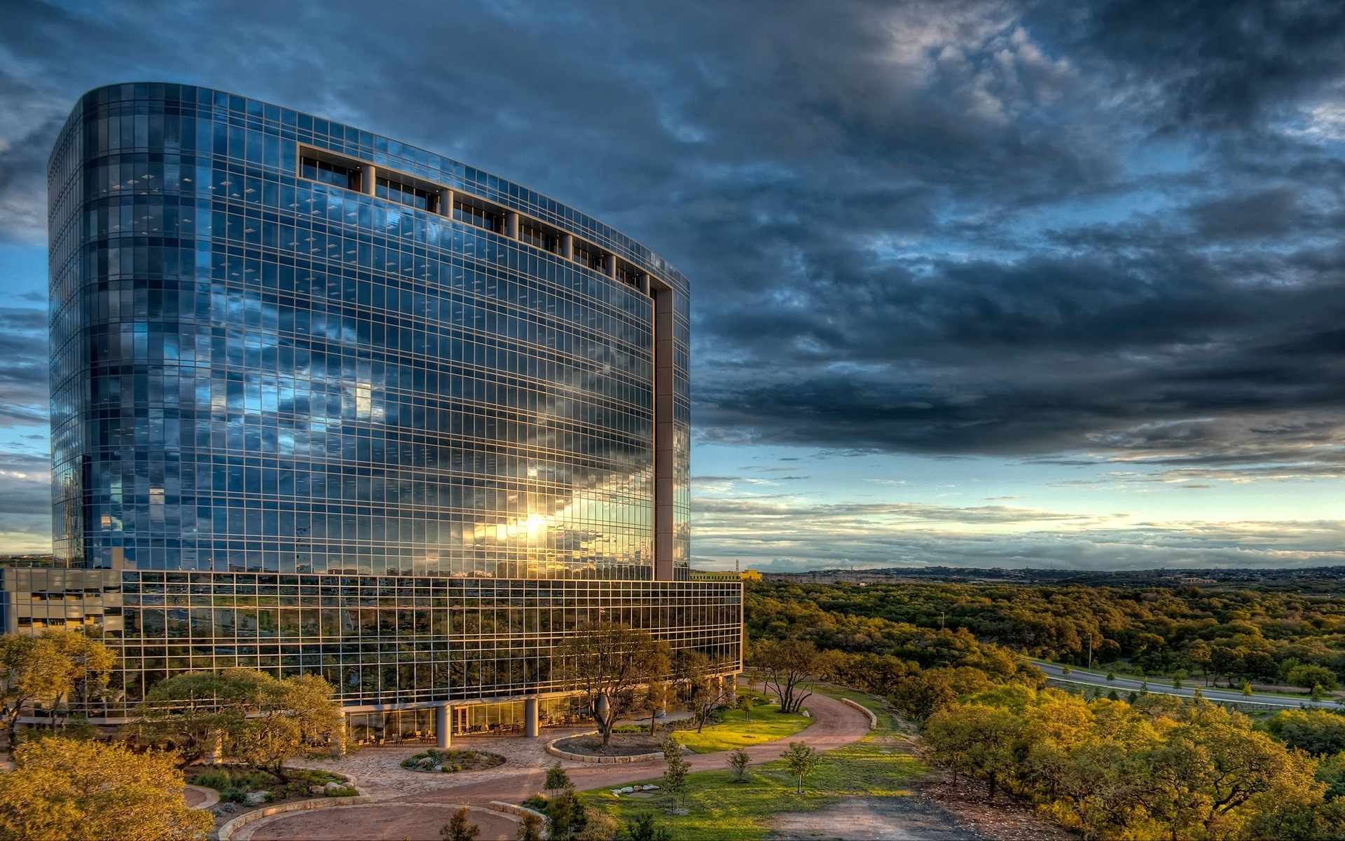 Free photo A large building with large mirrored windows