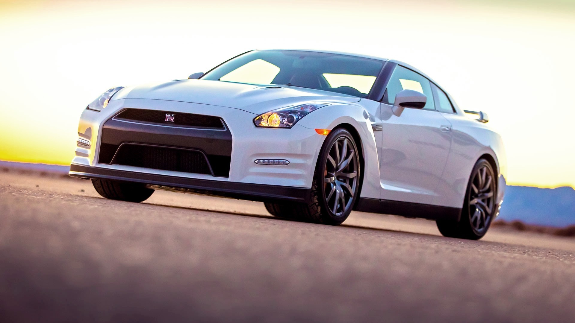 Free photo Nissan GTR white color for desktop screensaver