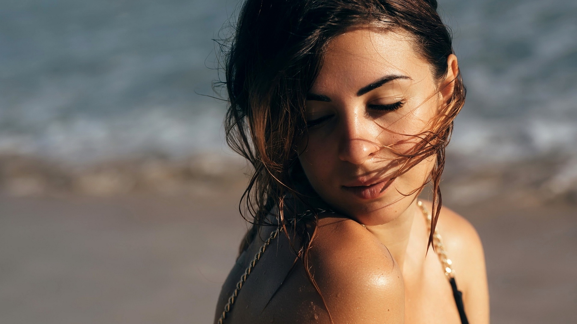 Free photo Model Alice Kellun on the beach