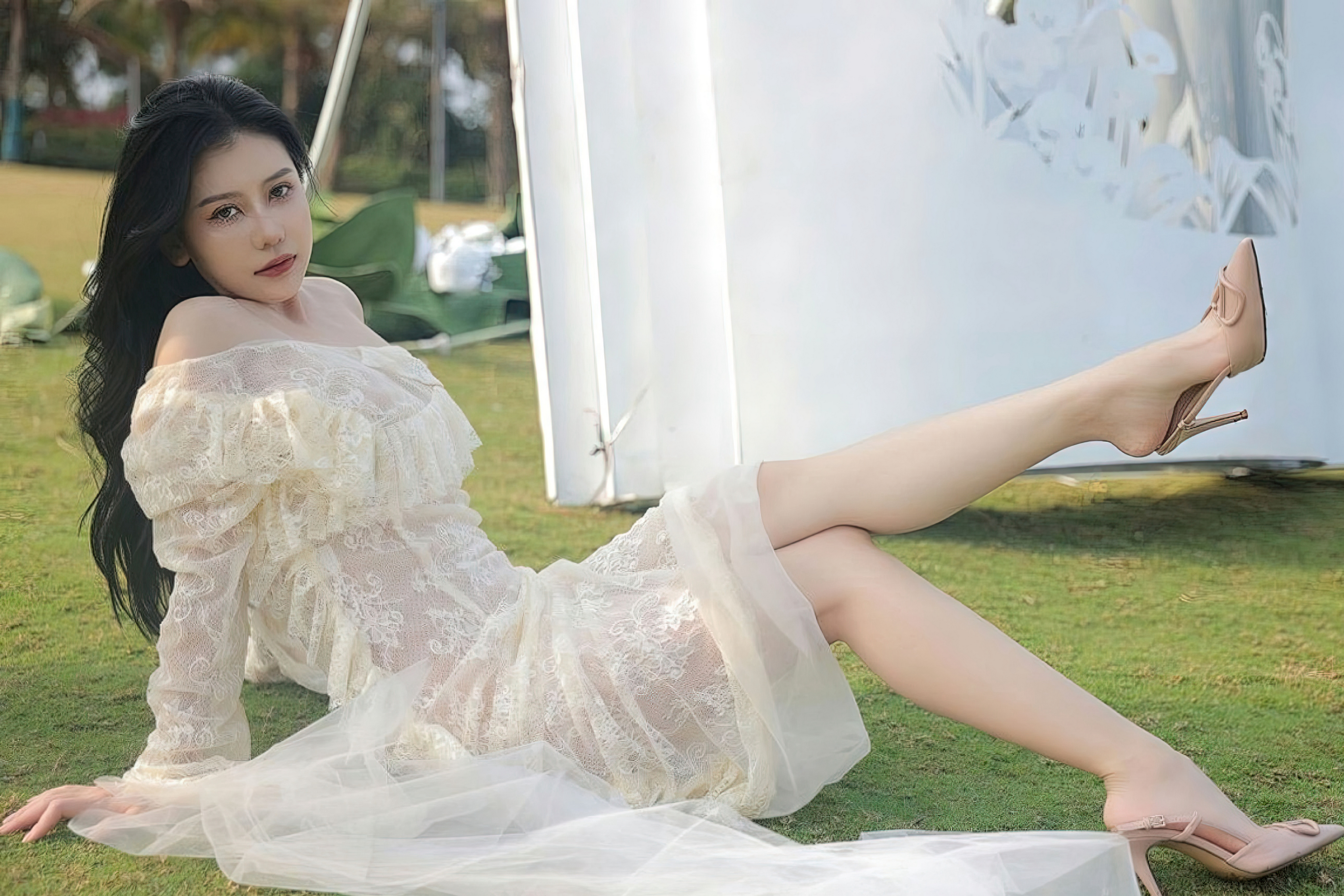 模特尹甜甜身着白色连衣裙在草地上走秀