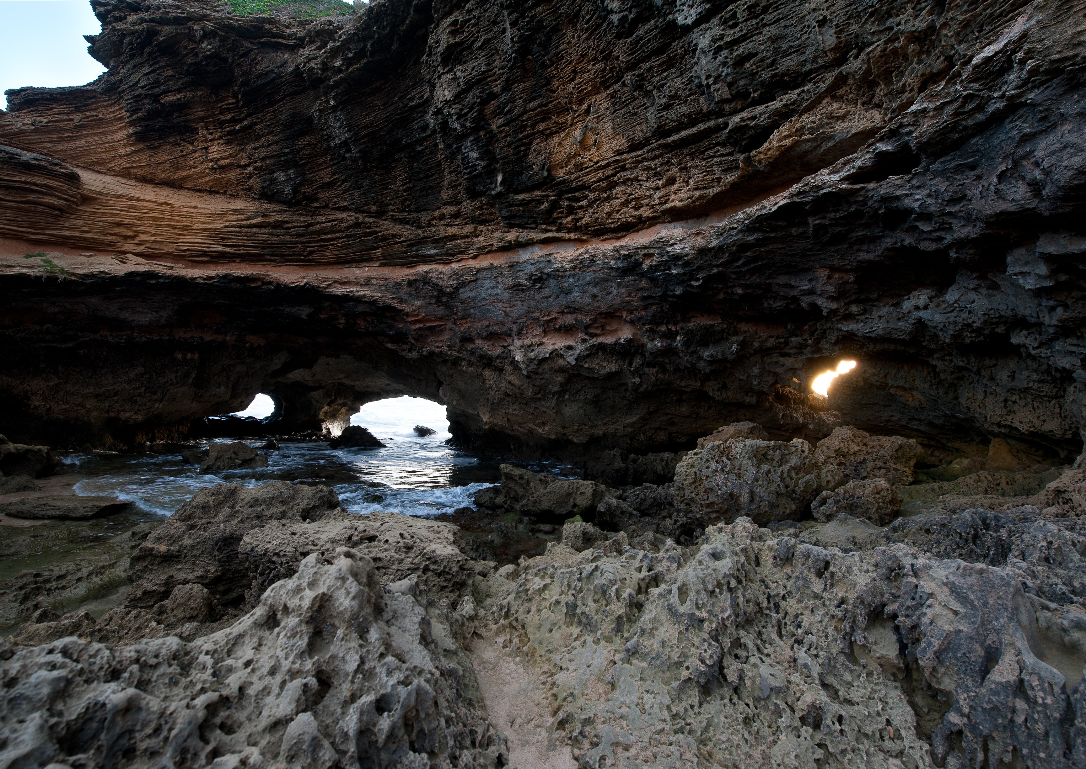 Игра света в скале у моря