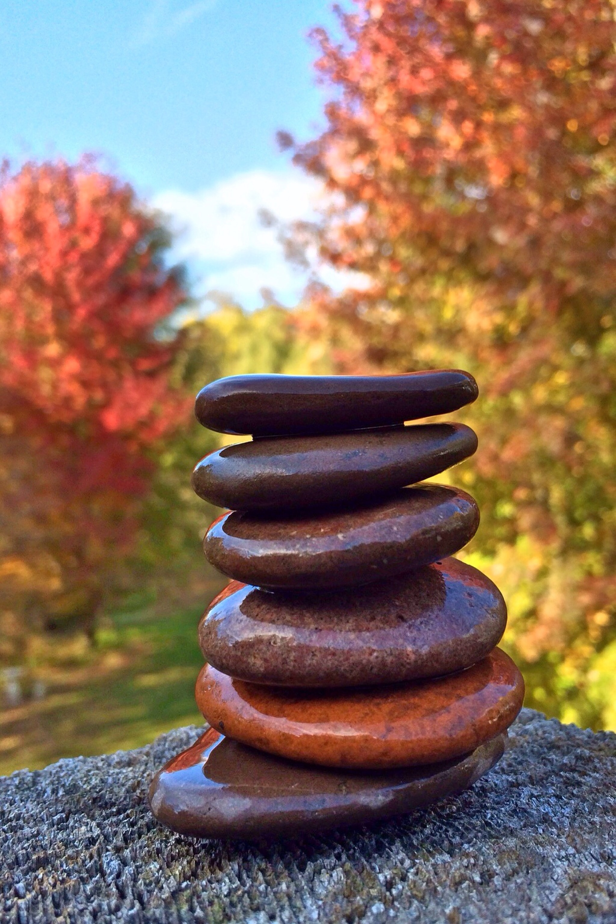 Free photo A tower made of flat sea stones.