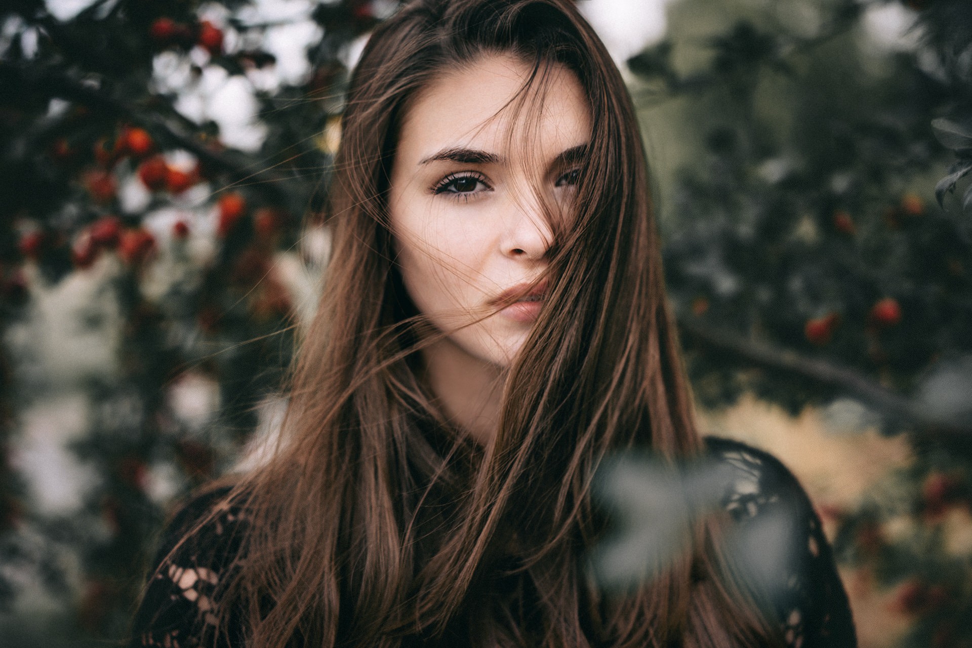 Free photo Brown haired girl with long hair and brown eyes.