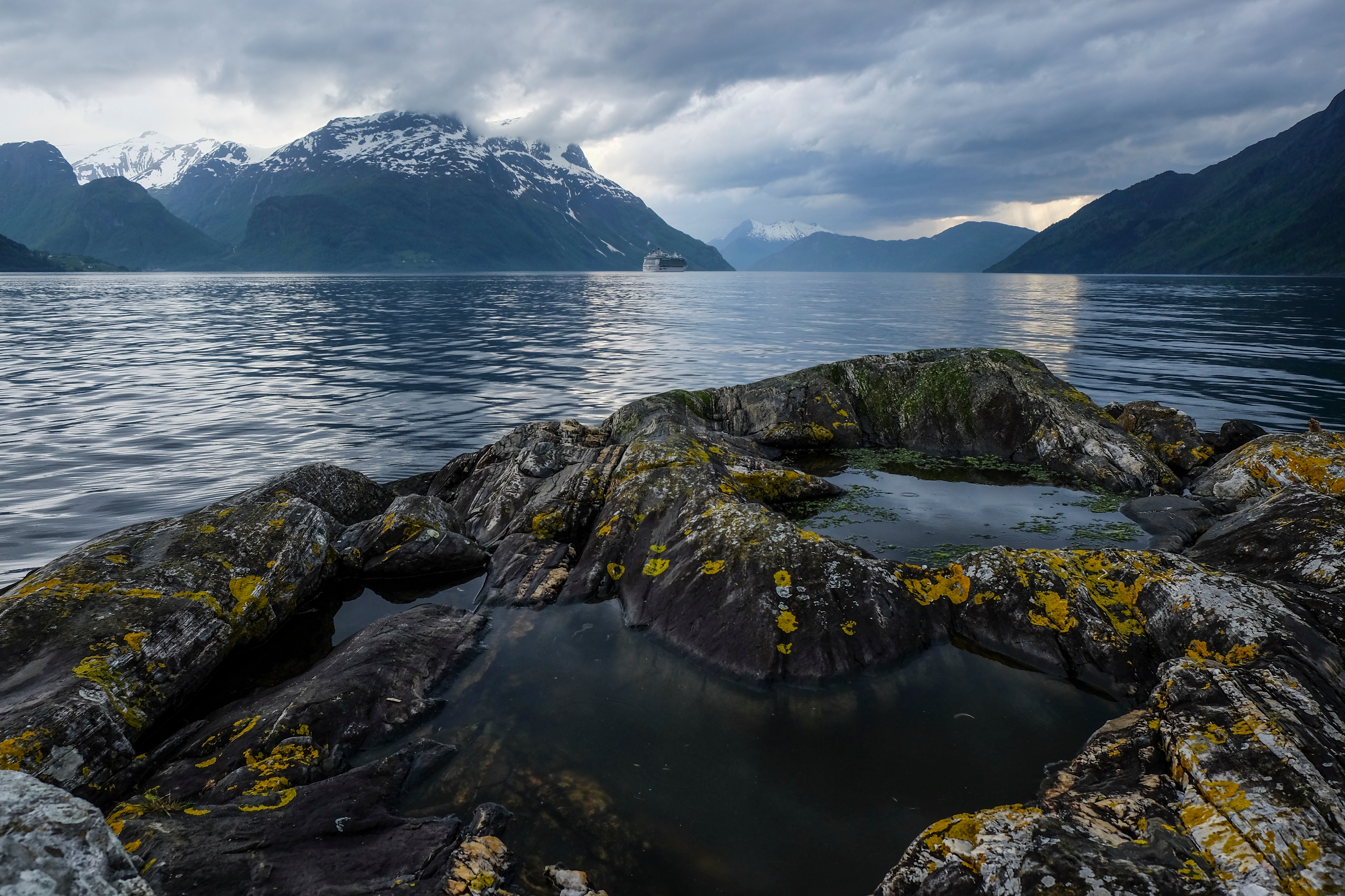 Free photo Natural rock pool on the shore of the lake