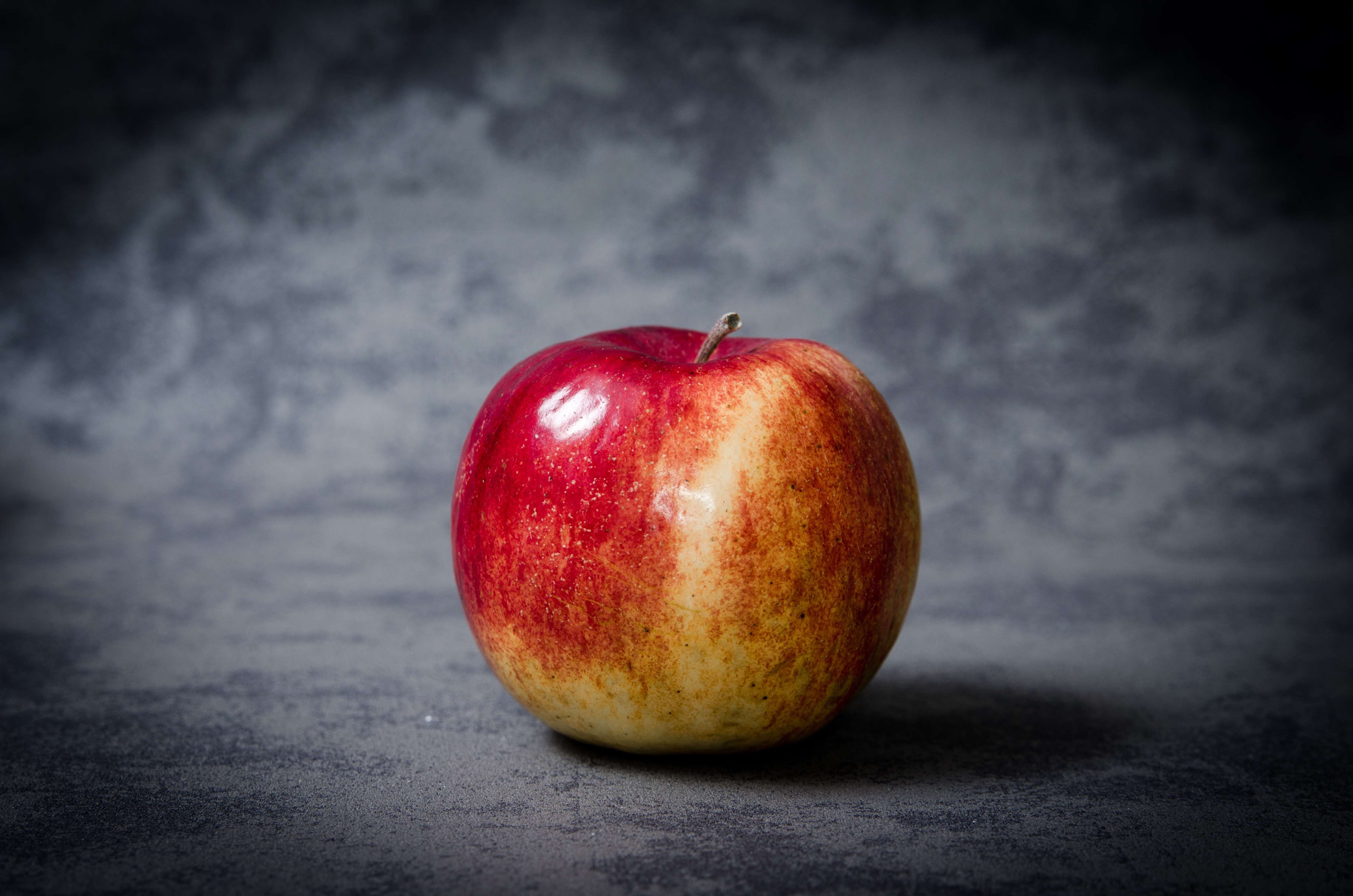 Обои яблоко серый фон фрукты на рабочий стол