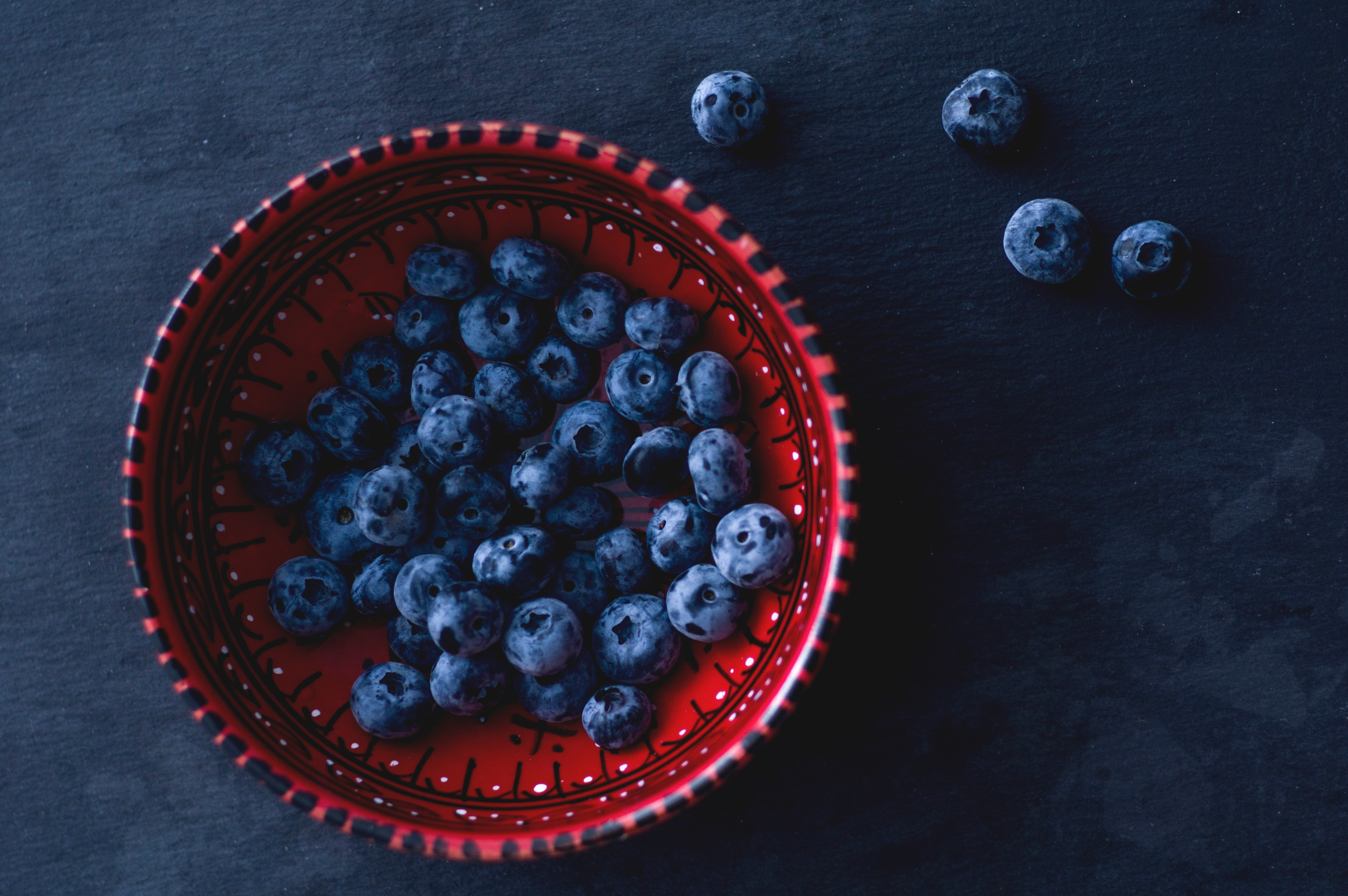 红碟子里的蓝莓