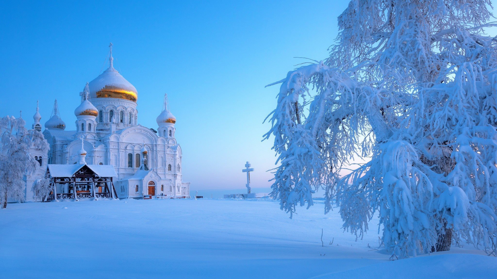 Free photo A large Perm temple on a frosty evening