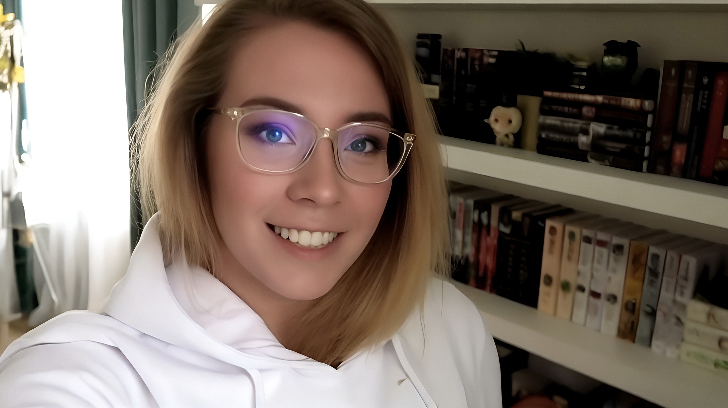 Интересные путешествия блоггеры юля фото Блогер Юля Яковлева и книги 1024x768 бесплатная фотография от danastr картин