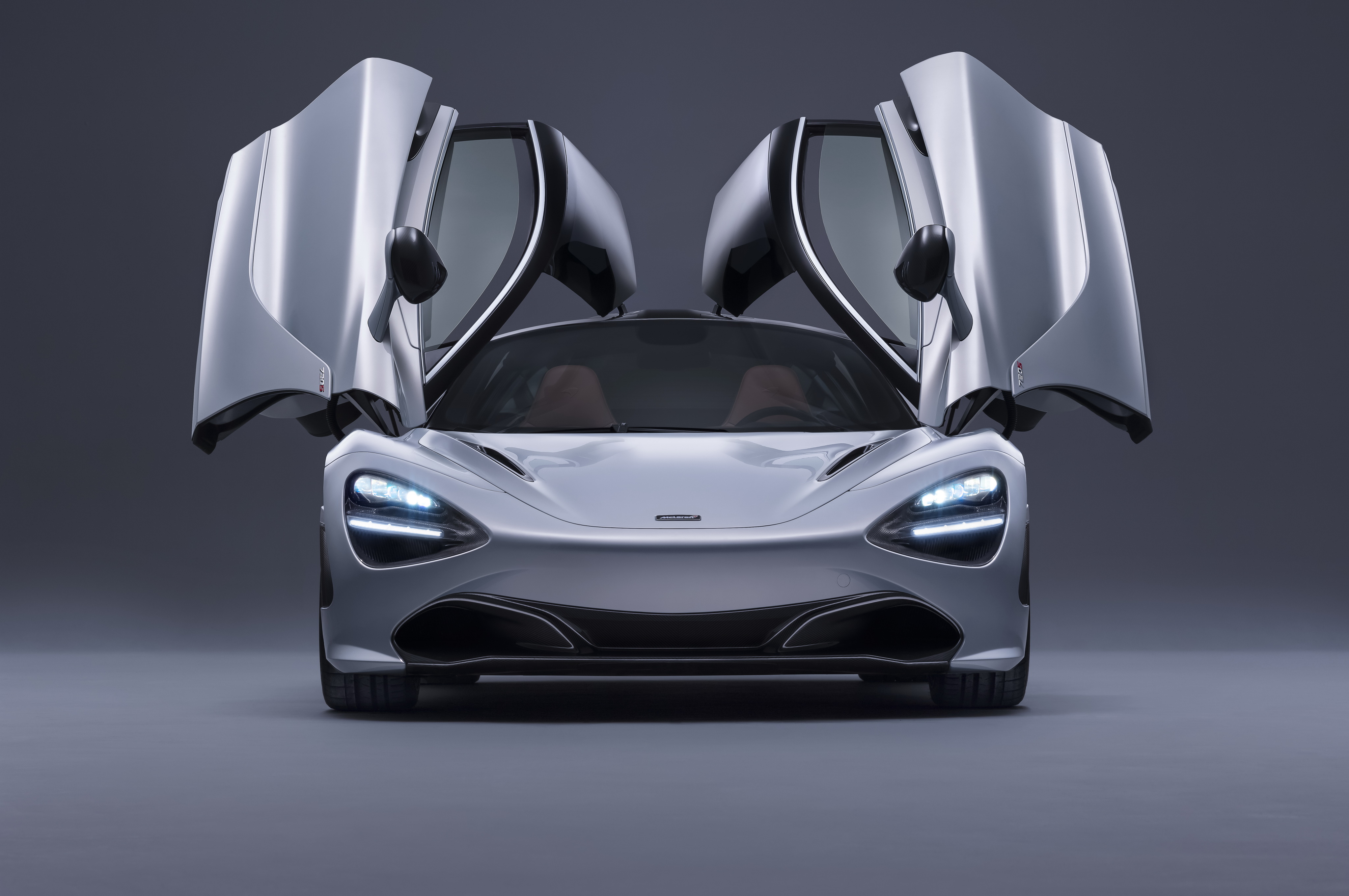 Бесплатное фото Mclaren 720S с открытыми дверями