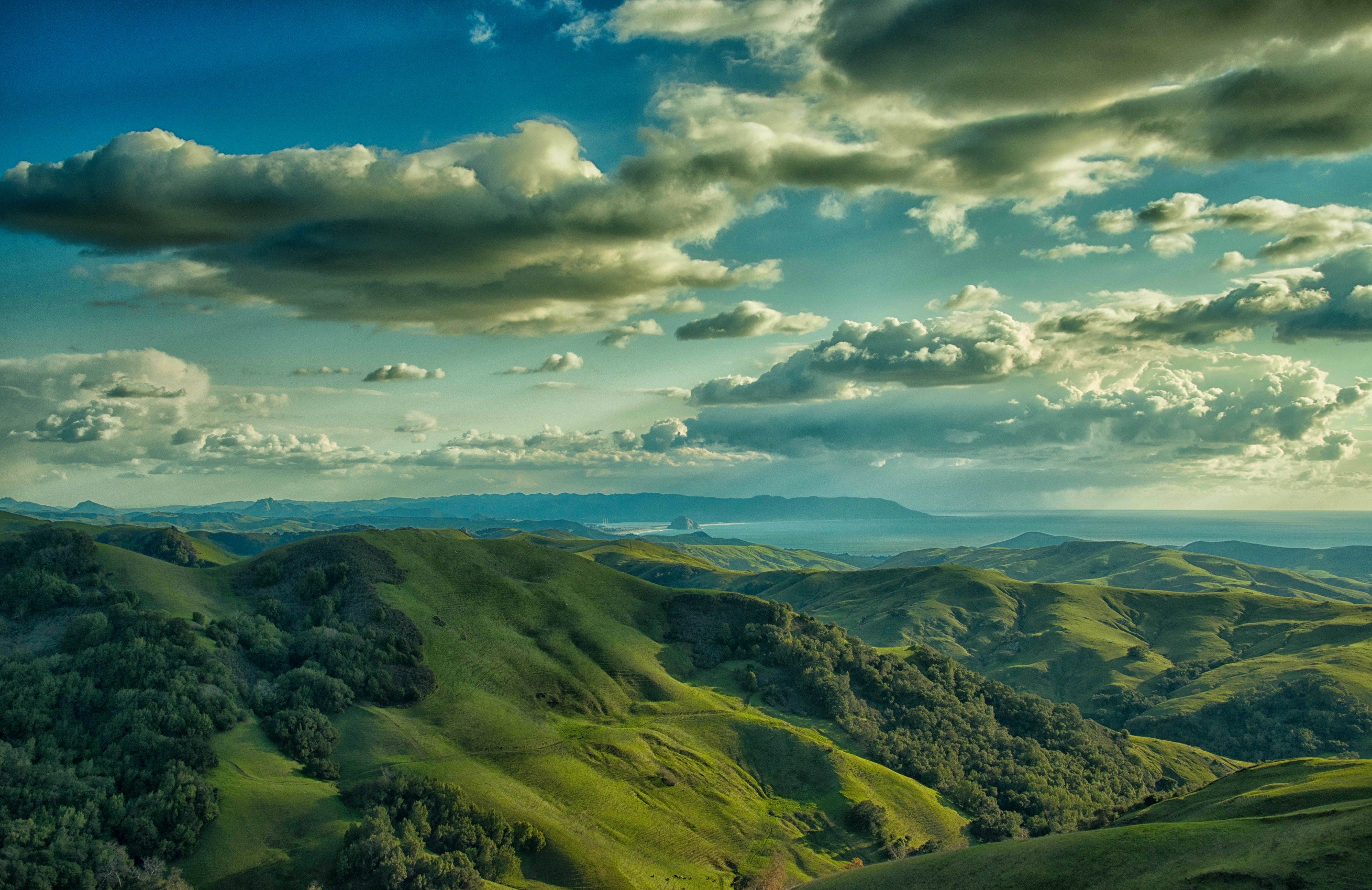 Free photo Heavy clouds over the green mountains