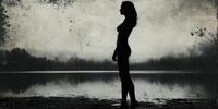 Силуэт девушки на берегу водоема в туфлях на высоком каблуке.