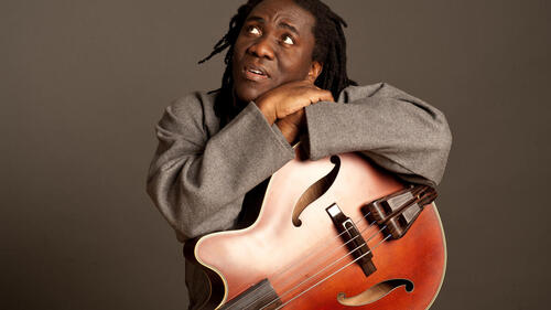 Бесплатное фото Ришар Бон с гитарой