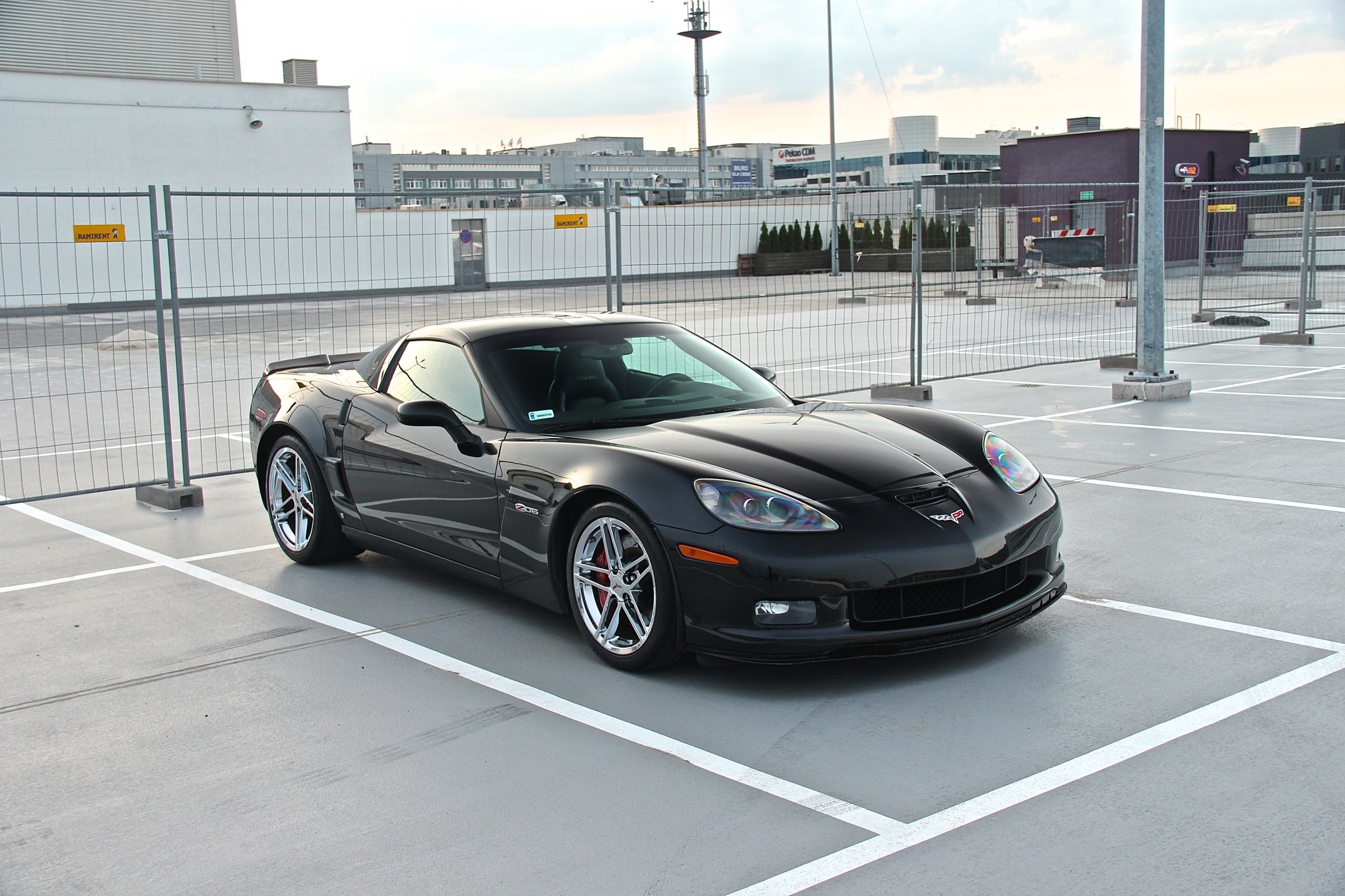 桌面上的壁纸雪佛兰 Corvette Z06 停车场 超级跑车